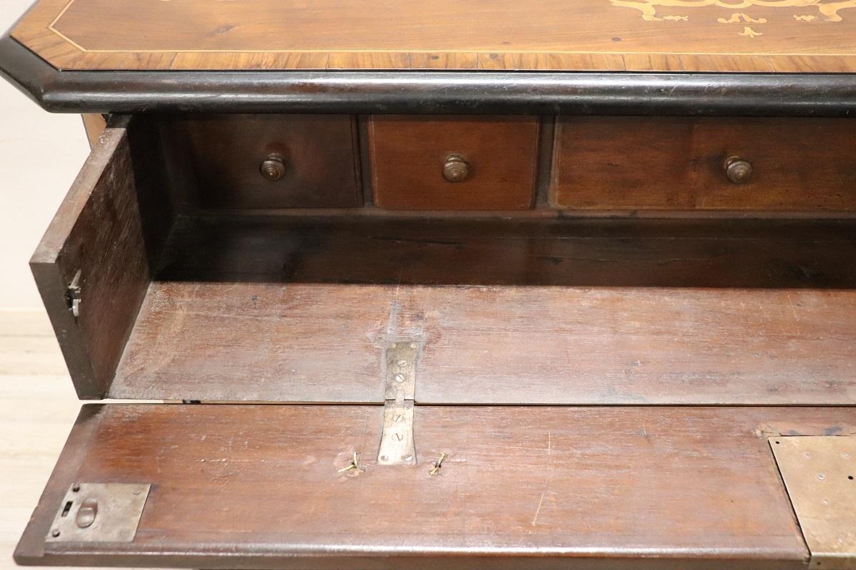 Commode ou commode ancienne du 17e siècle en noyer incrusté de style Louis XIV en vente 4