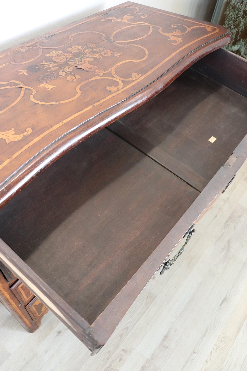 Commode ou commode ancienne du 17e siècle en noyer incrusté de style Louis XIV en vente 2