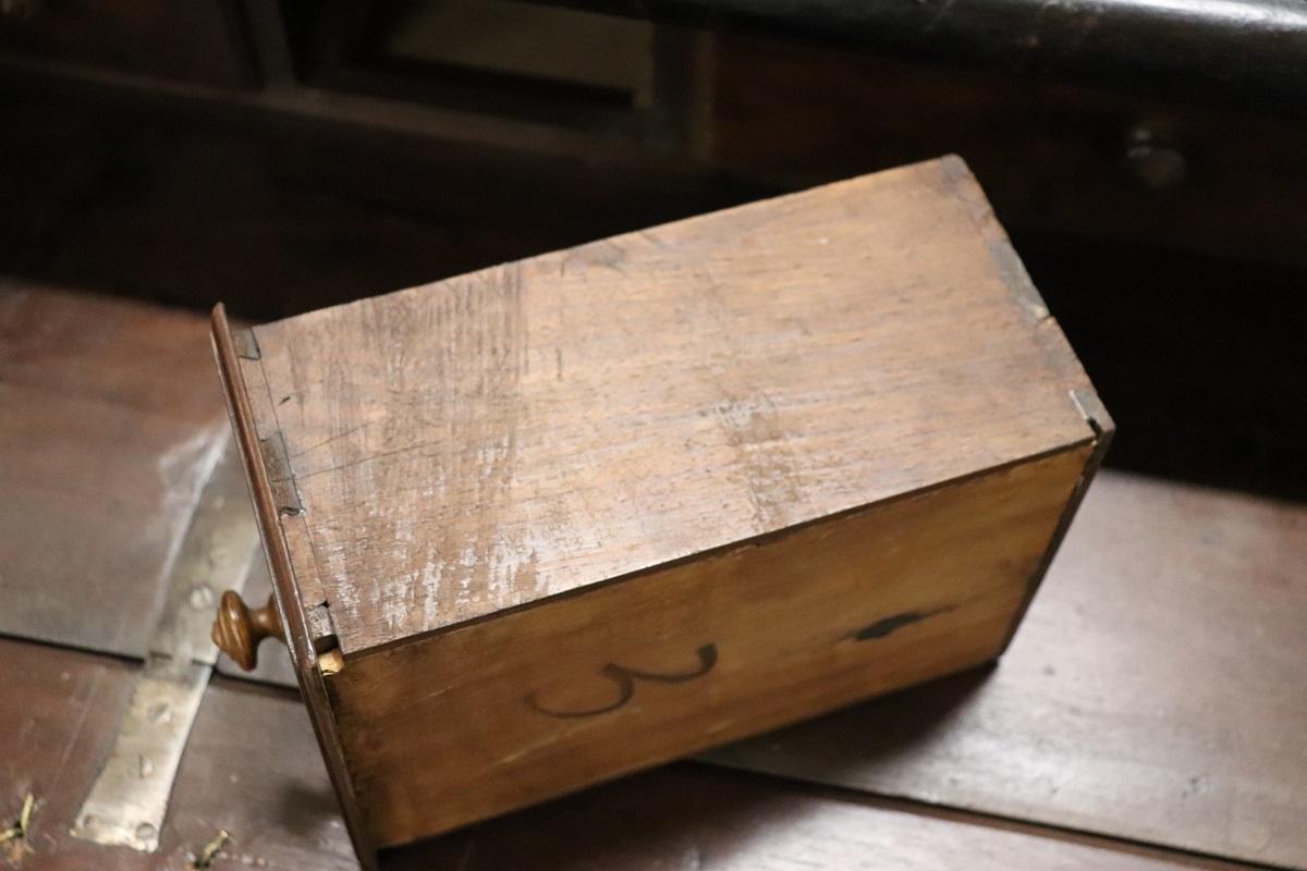 Commode ou commode ancienne du 17e siècle en noyer incrusté de style Louis XIV en vente 5