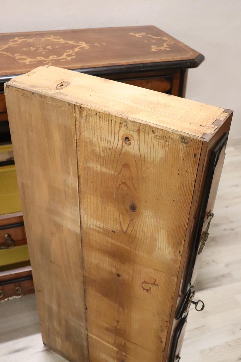 Commode ou commode ancienne du 17e siècle en noyer incrusté de style Louis XIV en vente 9