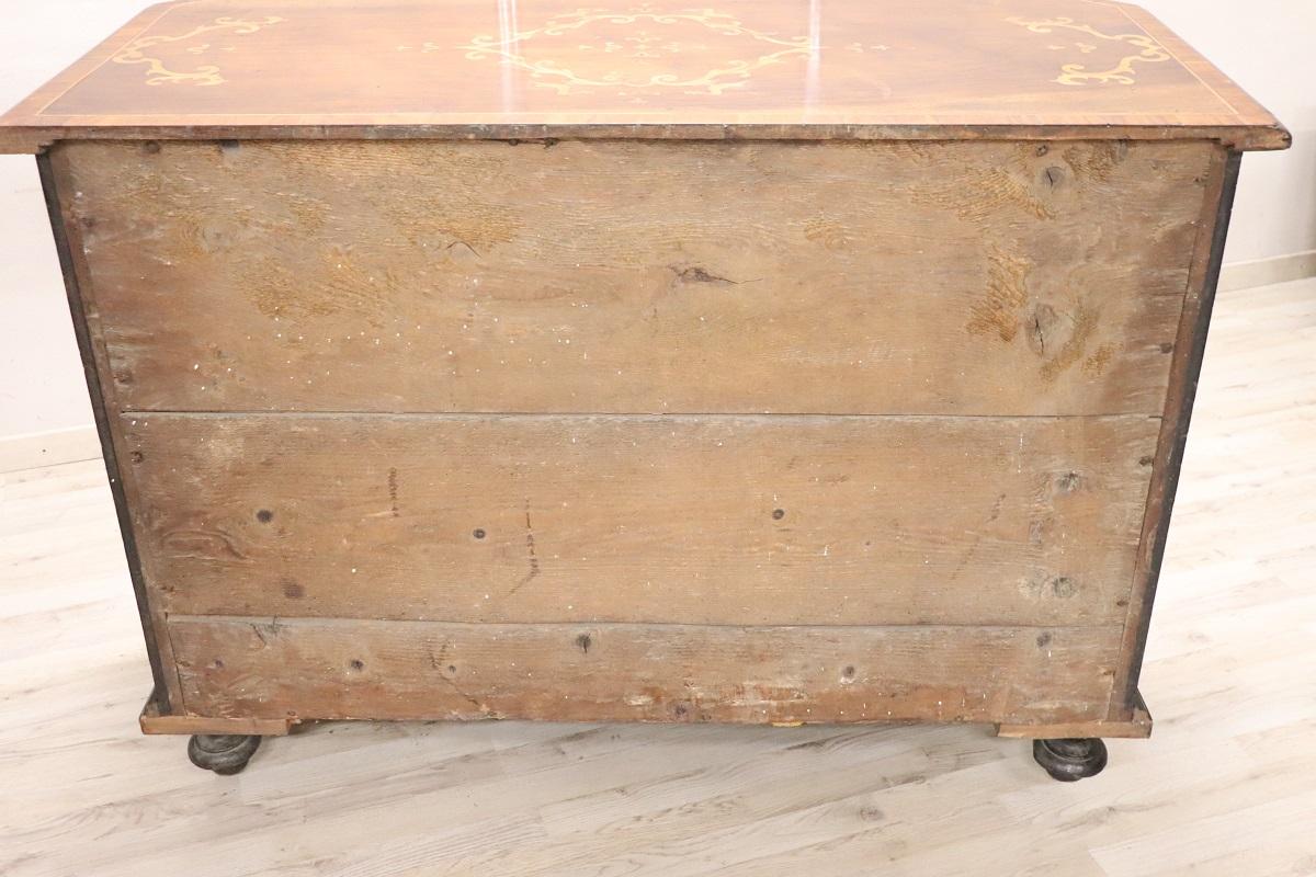 Commode ou commode ancienne du 17e siècle en noyer incrusté de style Louis XIV en vente 11