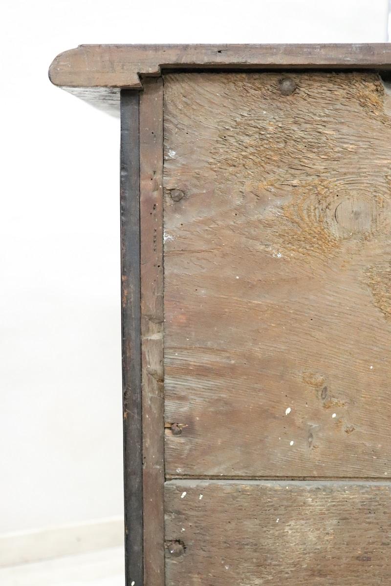 Commode ou commode ancienne du 17e siècle en noyer incrusté de style Louis XIV en vente 12