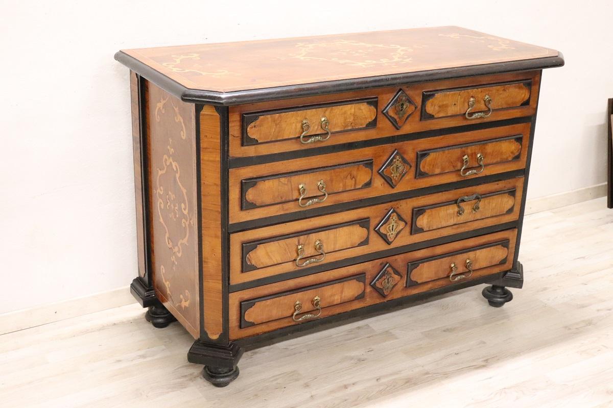 Nous vous présentons cette imposante commode italienne ancienne datant de la seconde moitié du XVIIe siècle baroque, Louis XIV. Une commode extrêmement raffinée, dont les caractéristiques laissent supposer qu'elle a été fabriquée dans les ateliers