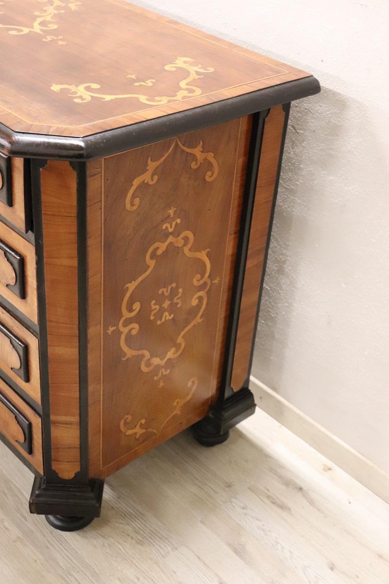 italien Commode ou commode ancienne du 17e siècle en noyer incrusté de style Louis XIV en vente