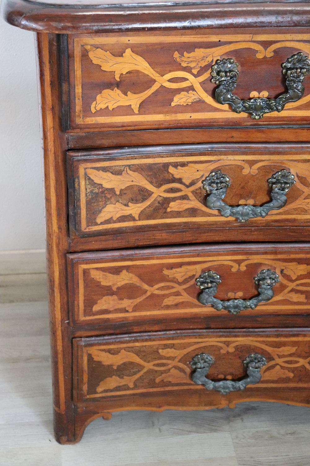 17th Century Italian Louis XIV Walnut Inlaid Antique Commode or Chest of Drawers In Good Condition For Sale In Casale Monferrato, IT