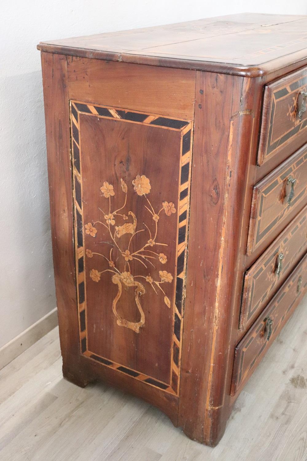 17th Century Italian Louis XIV Walnut Inlaid Antique Commode or Chest of Drawers In Good Condition For Sale In Casale Monferrato, IT