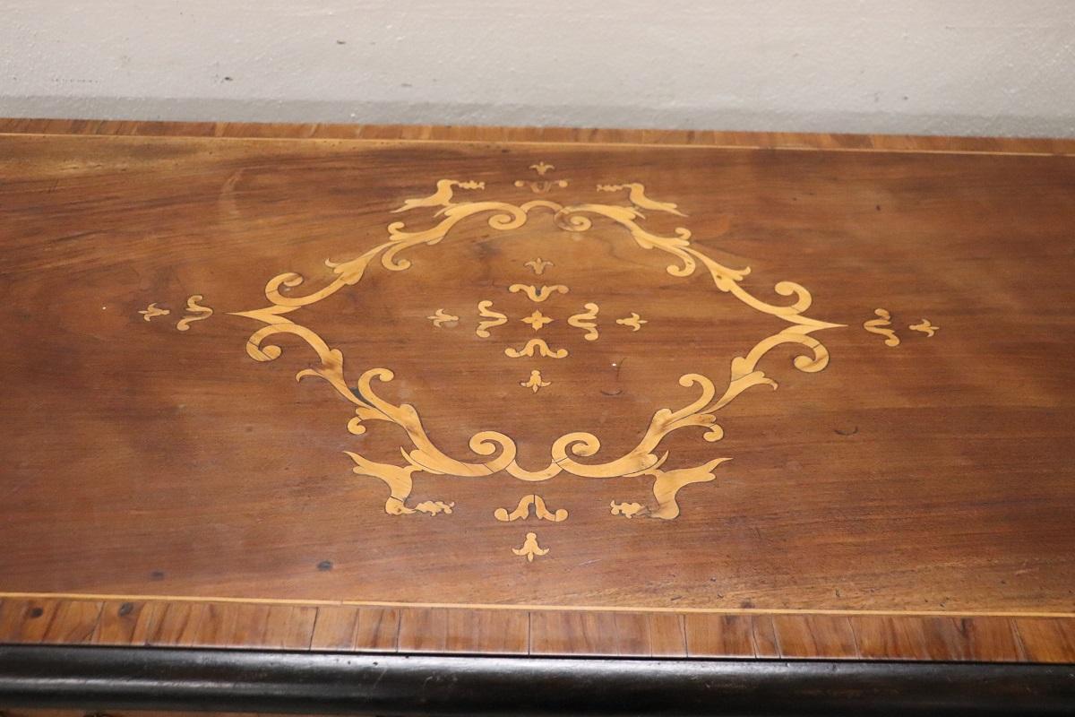 Incrusté Commode ou commode ancienne du 17e siècle en noyer incrusté de style Louis XIV en vente