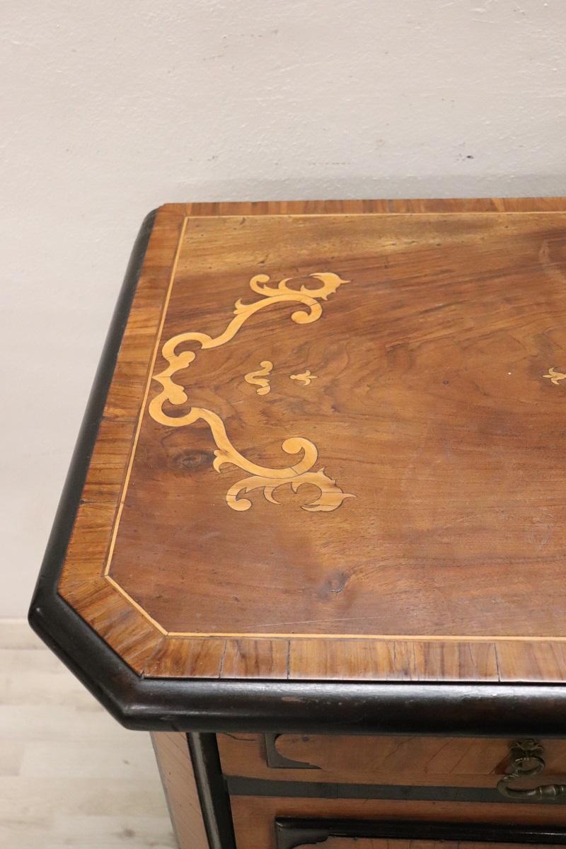 Commode ou commode ancienne du 17e siècle en noyer incrusté de style Louis XIV Bon état - En vente à Casale Monferrato, IT