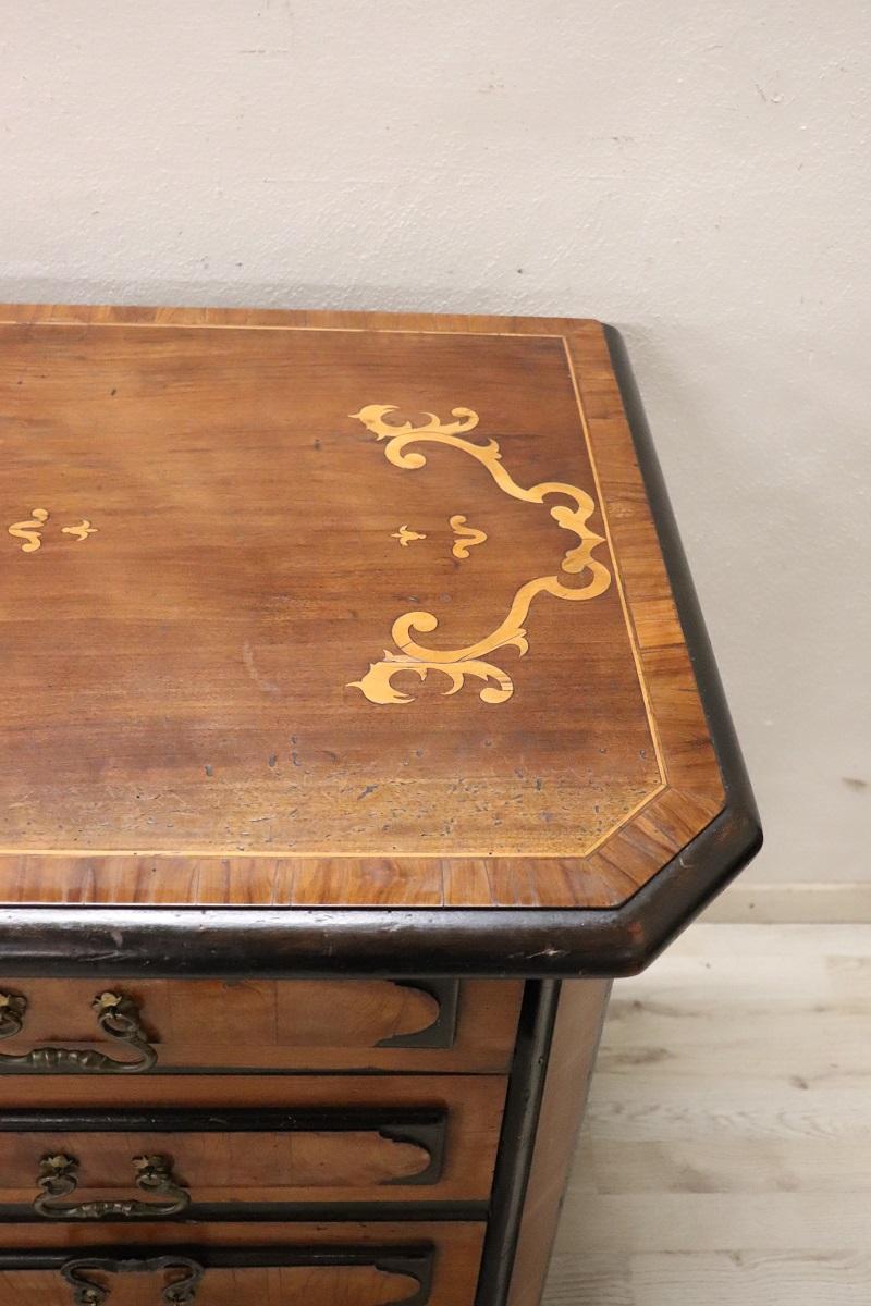 XVIIIe siècle et antérieur Commode ou commode ancienne du 17e siècle en noyer incrusté de style Louis XIV en vente