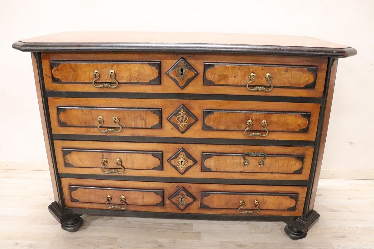 Noyer Commode ou commode ancienne du 17e siècle en noyer incrusté de style Louis XIV en vente