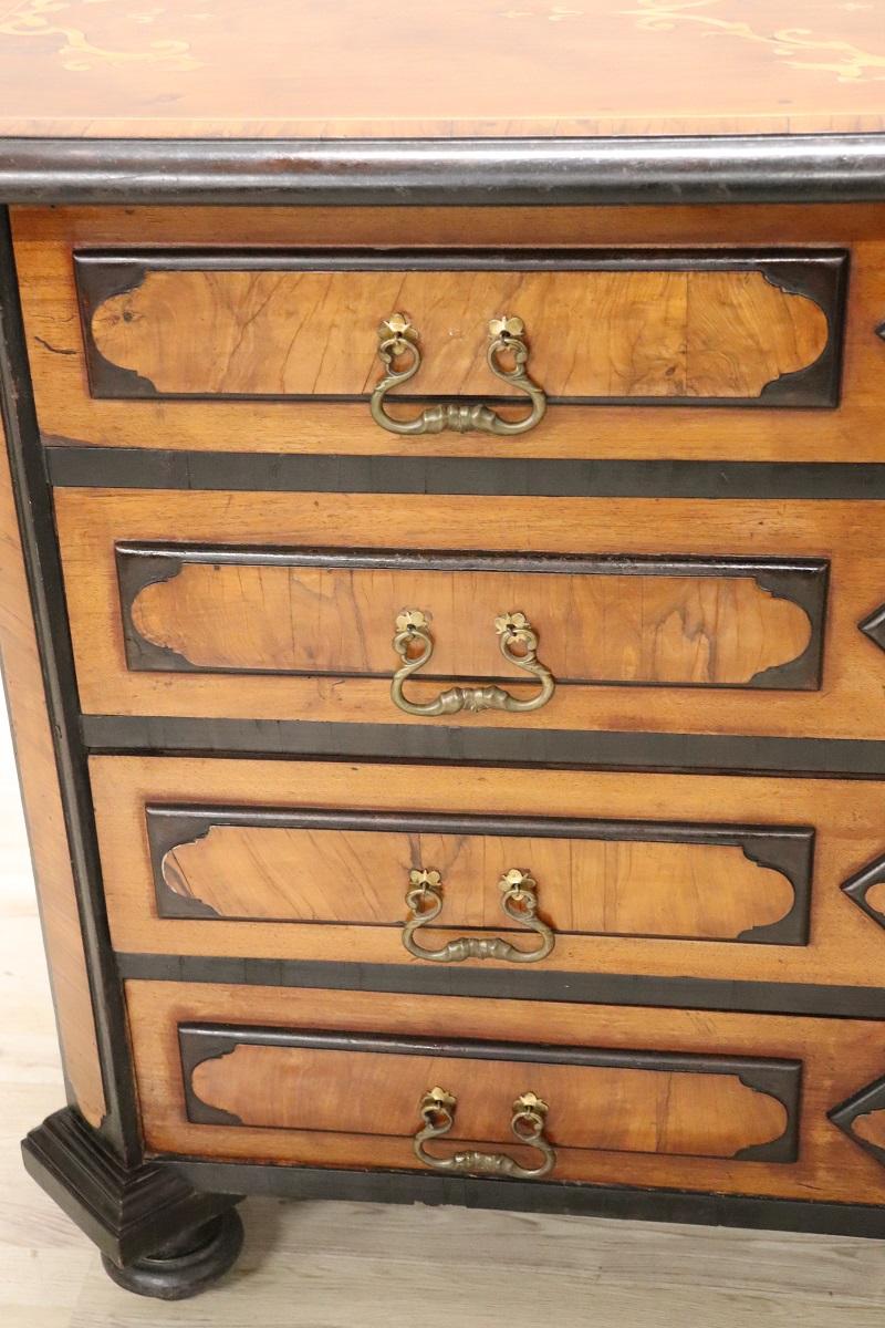 Commode ou commode ancienne du 17e siècle en noyer incrusté de style Louis XIV en vente 1