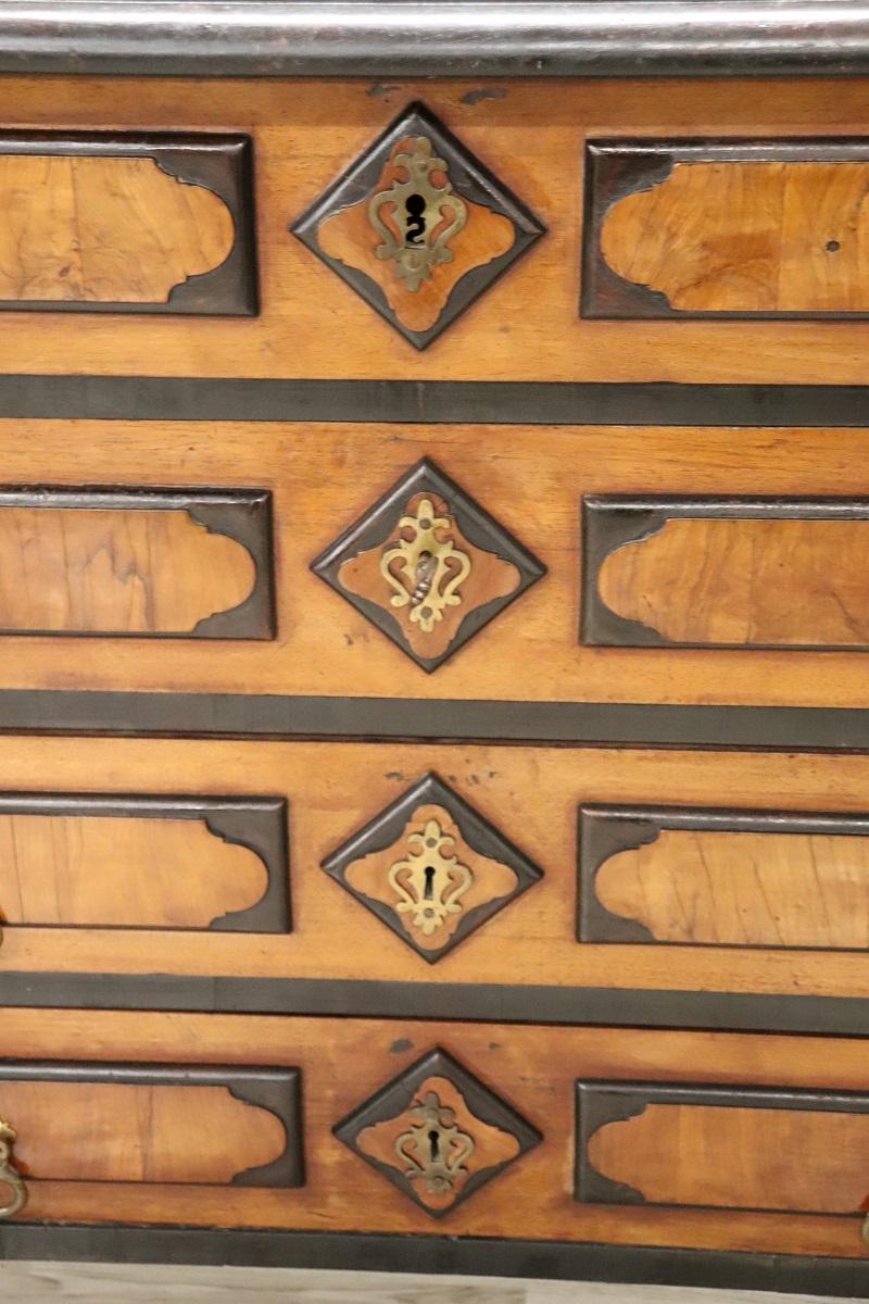 Commode ou commode ancienne du 17e siècle en noyer incrusté de style Louis XIV en vente 2