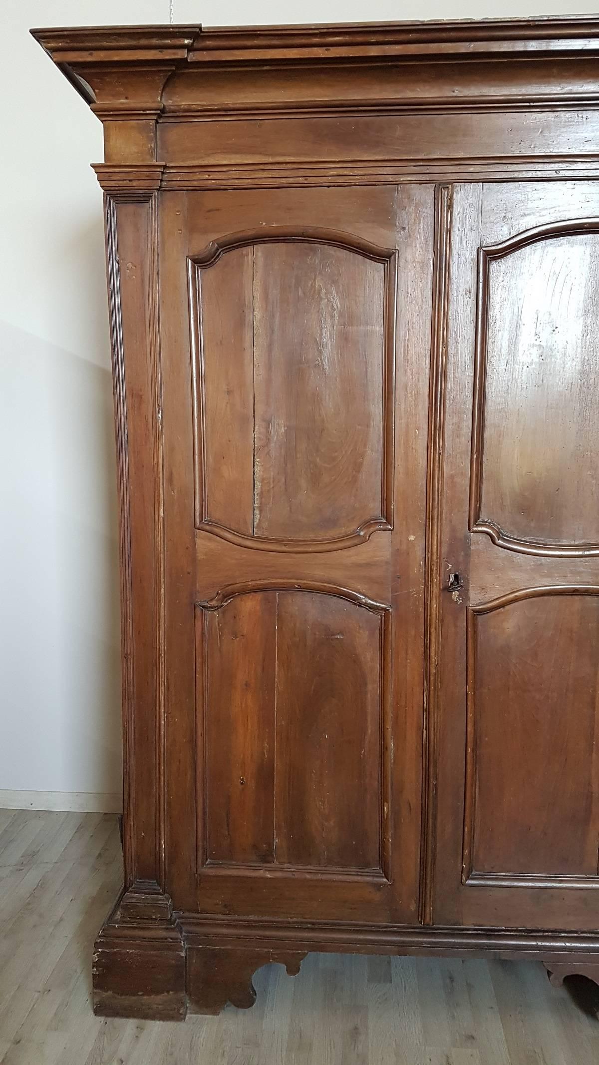 Rare and important antique wardrobe in solid walnut made in the late seventeenth century in the seventeenth century baroque Louis XIV. The line is in fact typical of this period of high period that wanted this type of furnishings of great grandeur