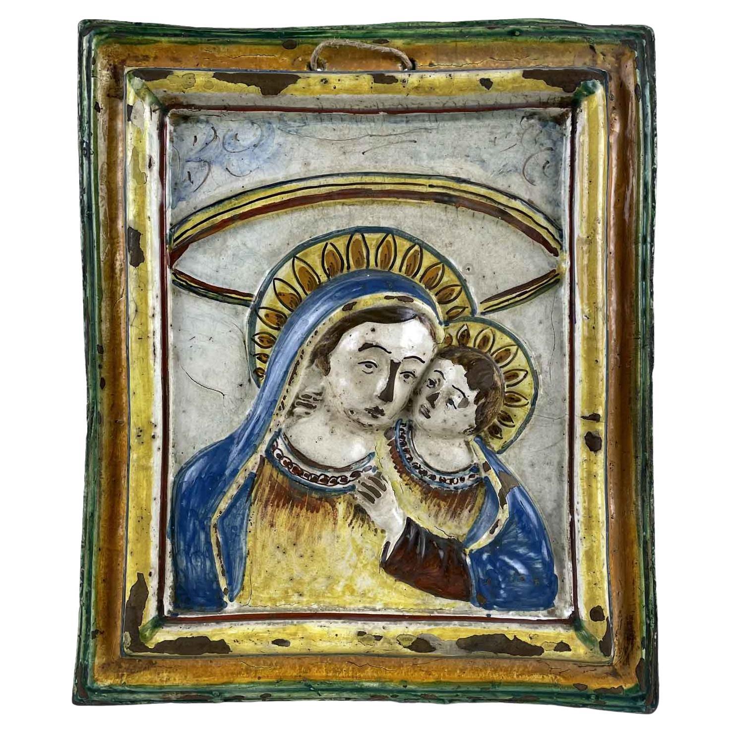 Placa mural en relieve del siglo XVII en loza italiana Virgen con Niño