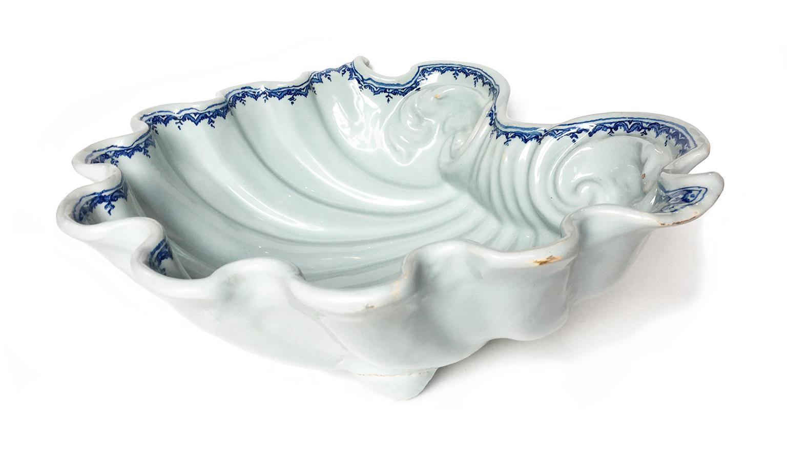 Centerpiece light blue maiolica shell
Ferniani factory, early period: 1693-1776
Faenza, 1700 circa
5.5 in x 14.72 in x 13.77 in (14 cm x 37.4 cm X cm 35)
lb 4.40 (kg 2)

State of conservation: mimetic restoration on the front and conservative