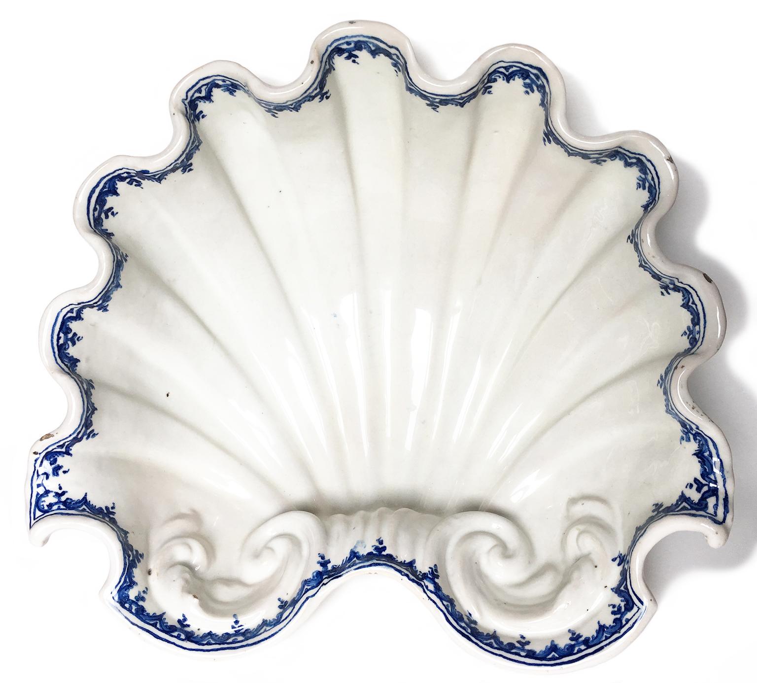 Centre de table en coquillage de maiolica blanc
Fabrique Ferniani, début de la période : 1693-1776
Faenza, vers 1700 
Mesures : 5.6 in x 14.72 in x 13.46 in (14.3 cm x 37.4 cm x cm 34.2)
lb 4.4 chaque (kg 2)

Etat de conservation : restauration