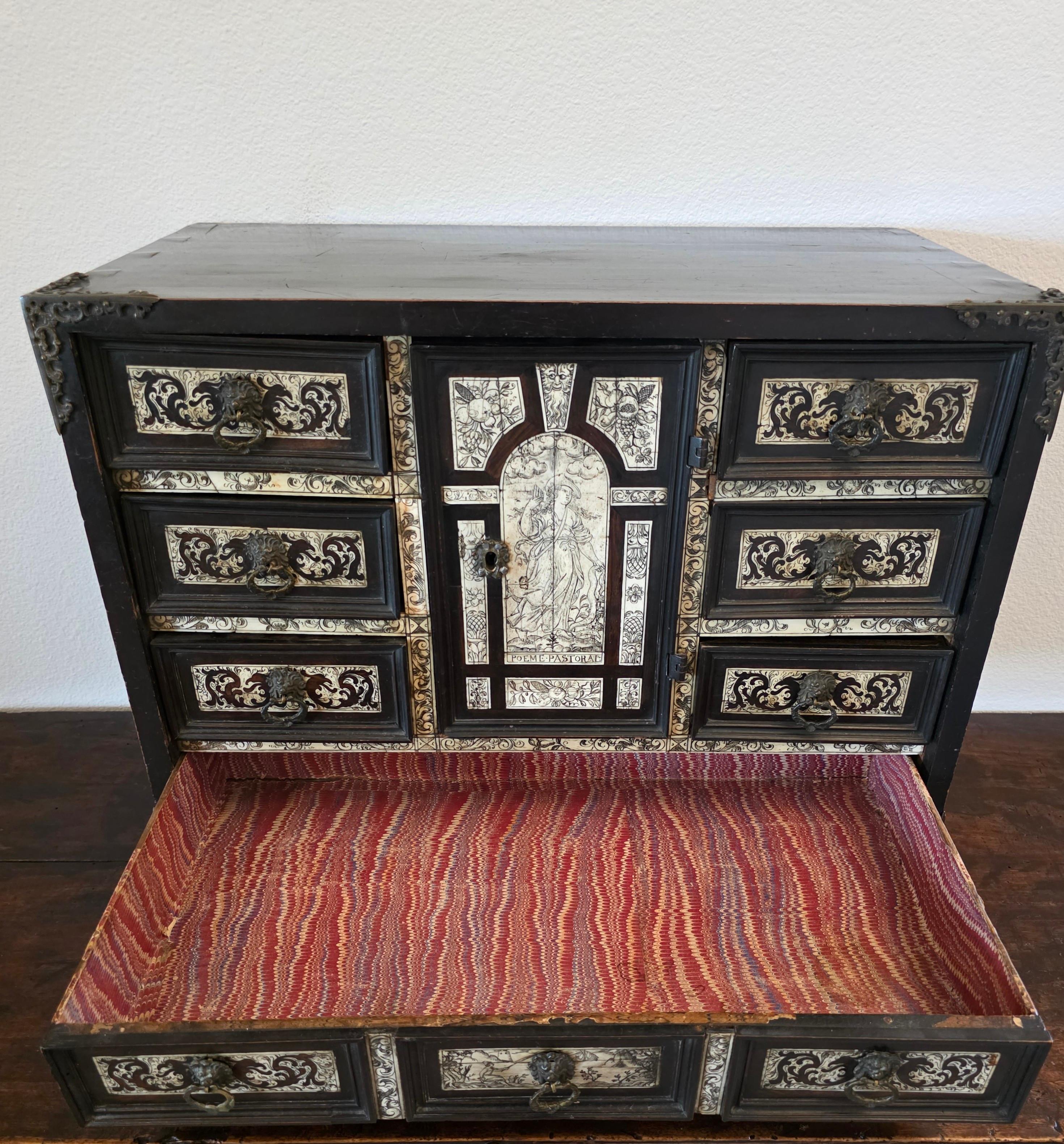 17th Century Italian Milano Renaissance Period Bone Ivory Ebony Tabletop Cabinet en venta 2