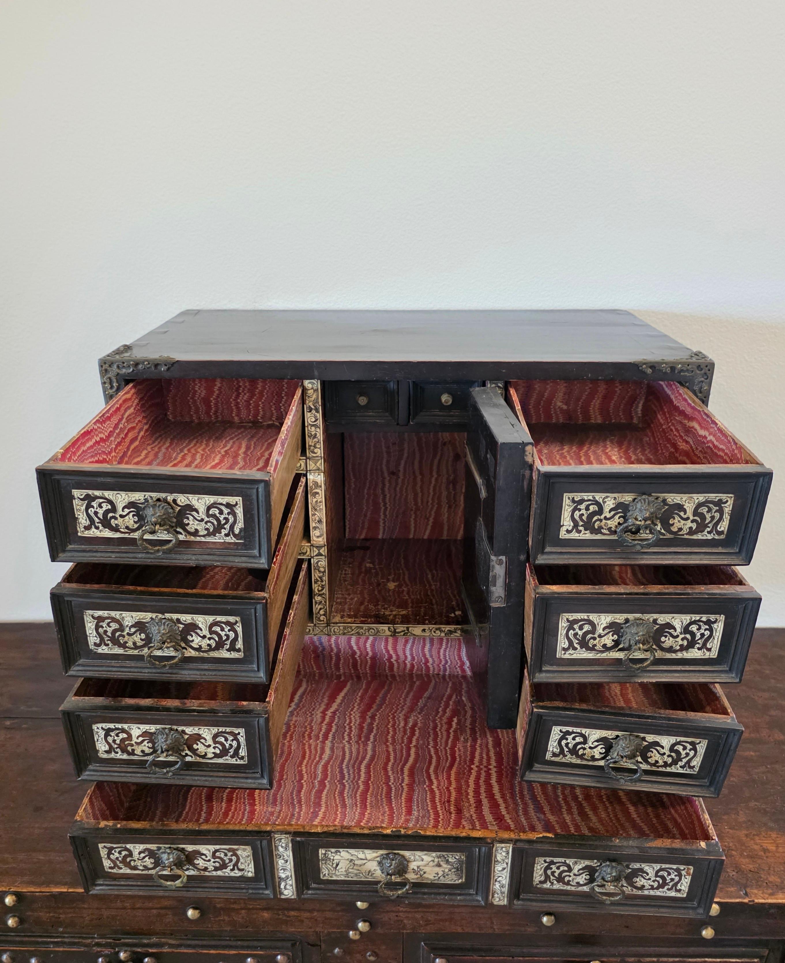 17th Century Italian Milano Renaissance Period Bone Ivory Ebony Tabletop Cabinet en venta 3