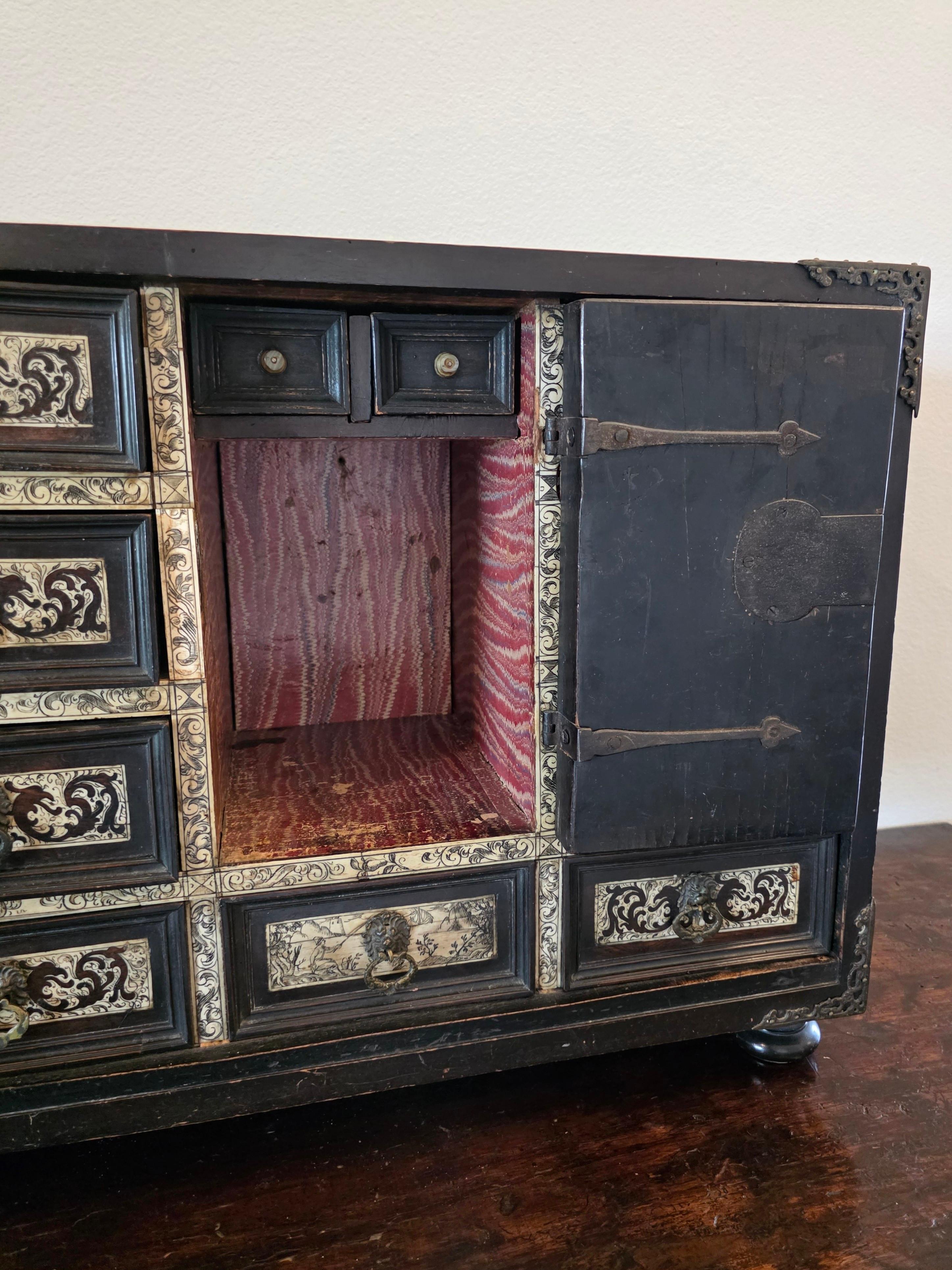 17th Century Italian Milano Renaissance Period Bone Ivory Ebony Tabletop Cabinet en venta 4