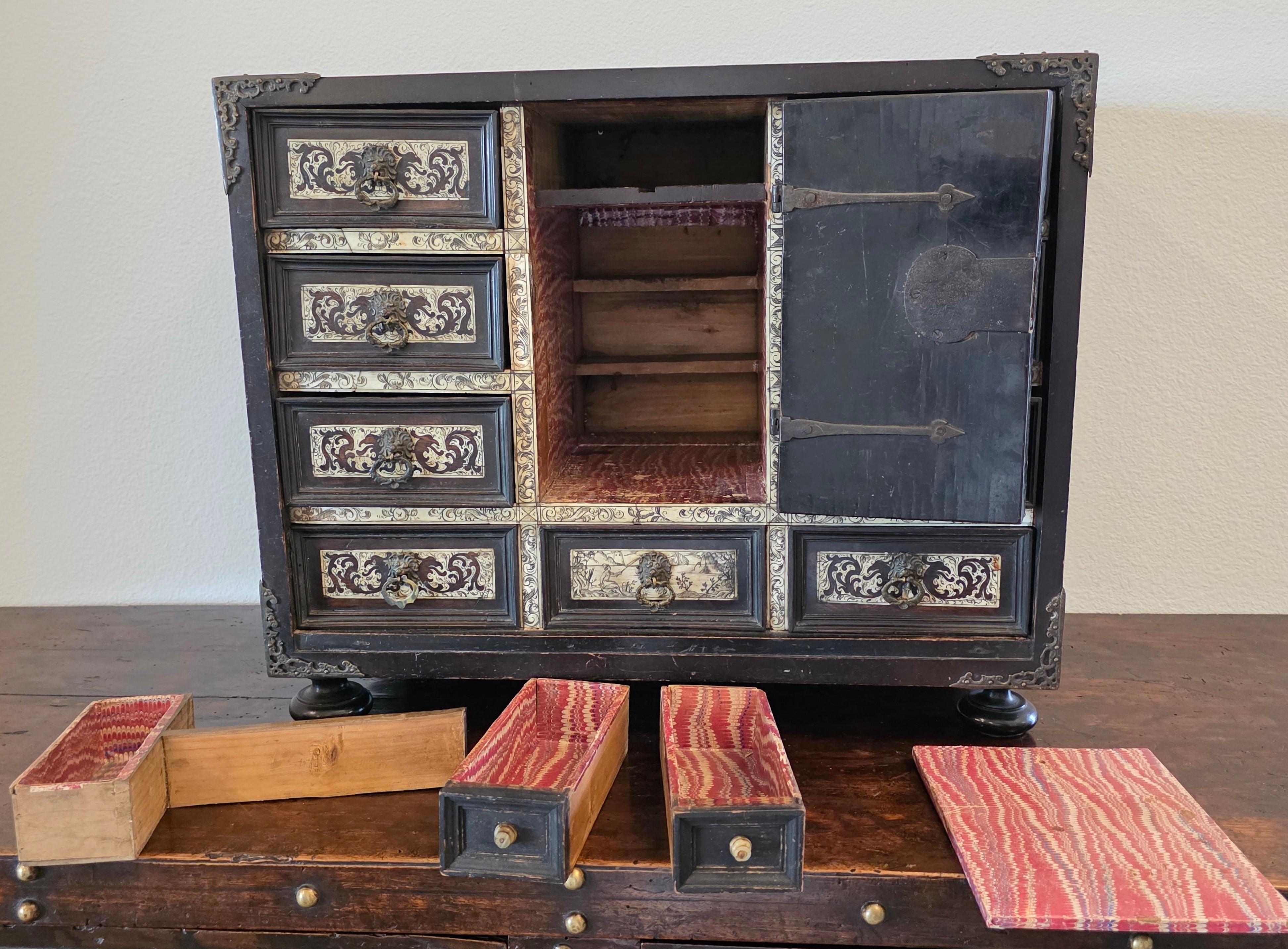 17th Century Italian Milano Renaissance Period Bone Ivory Ebony Tabletop Cabinet en venta 5