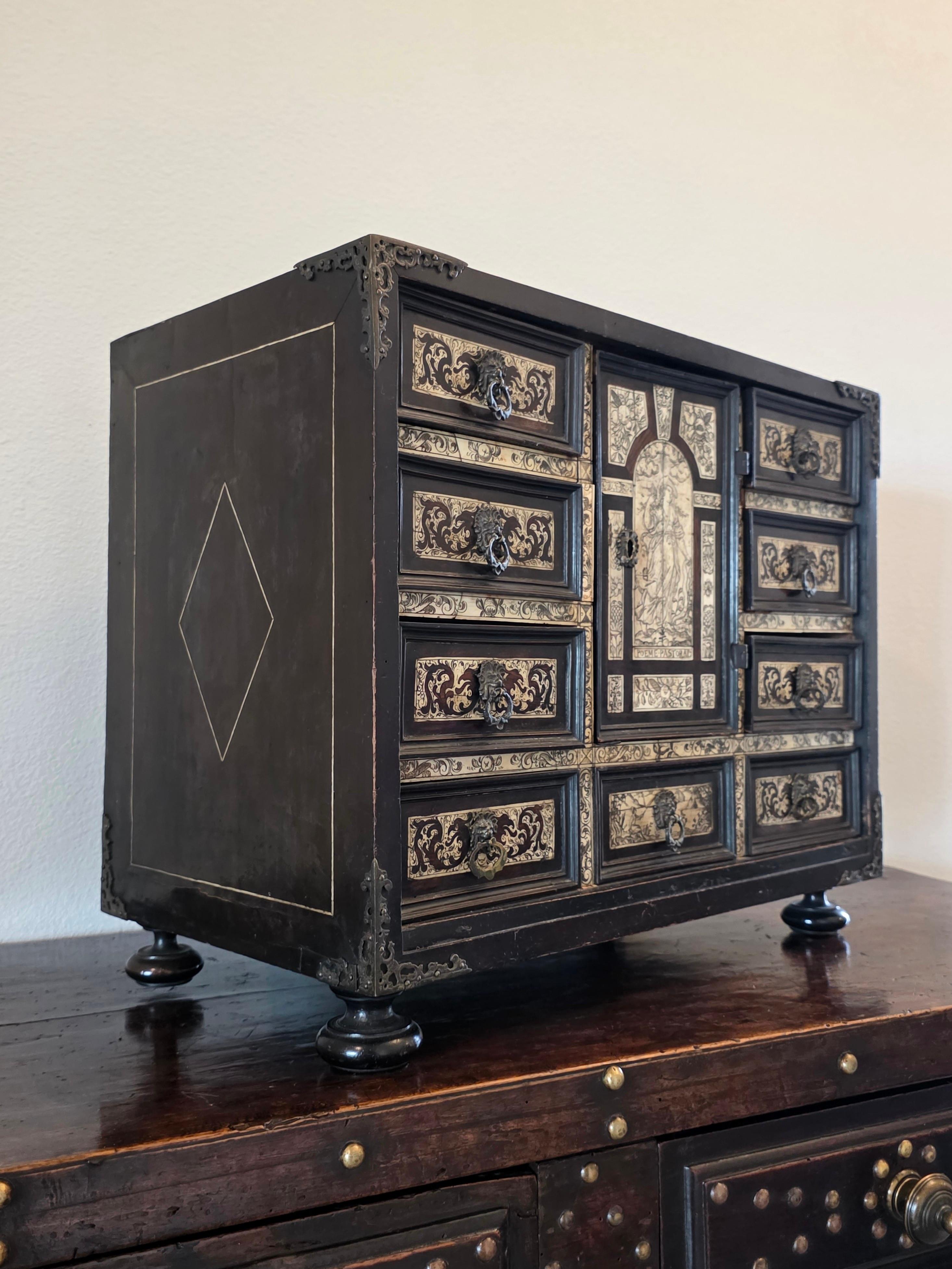 17th Century Italian Milano Renaissance Period Bone Ivory Ebony Tabletop Cabinet en venta 7