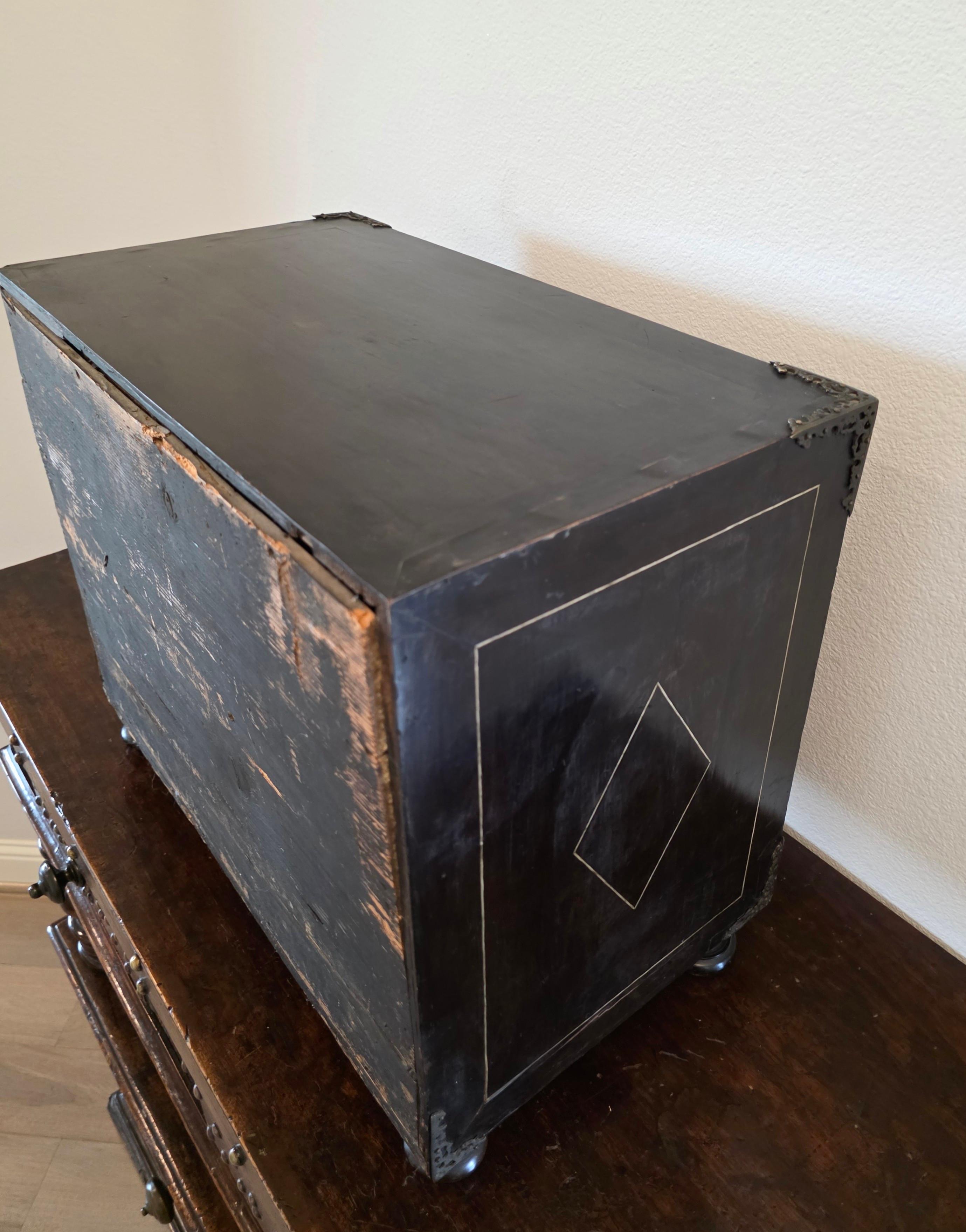 17th Century Italian Milano Renaissance Period Bone Ivory Ebony Tabletop Cabinet en venta 8