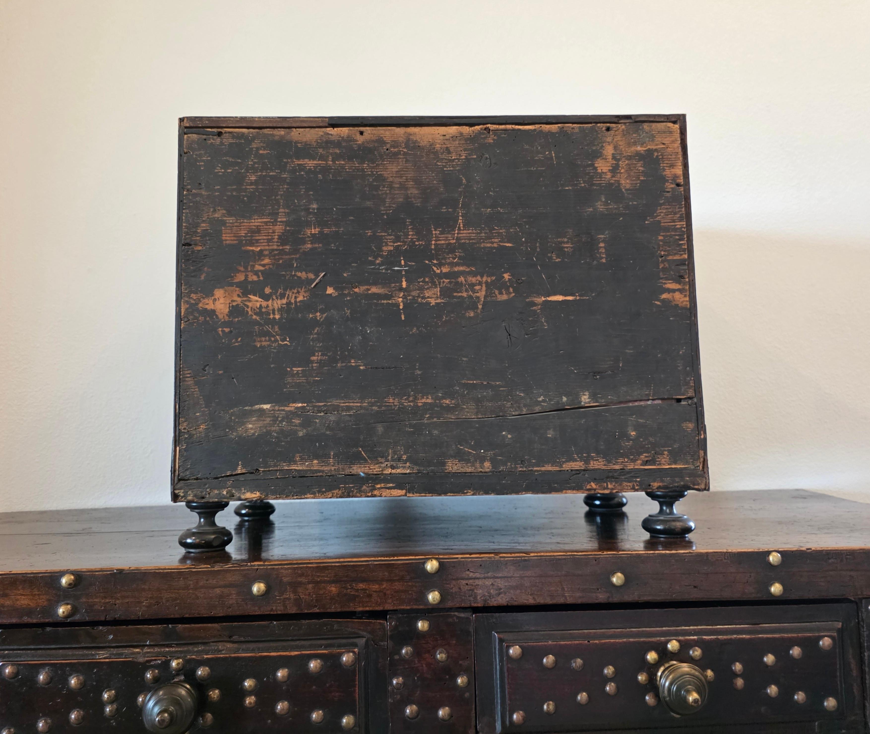 17th Century Italian Milano Renaissance Period Bone Ivory Ebony Tabletop Cabinet en venta 9