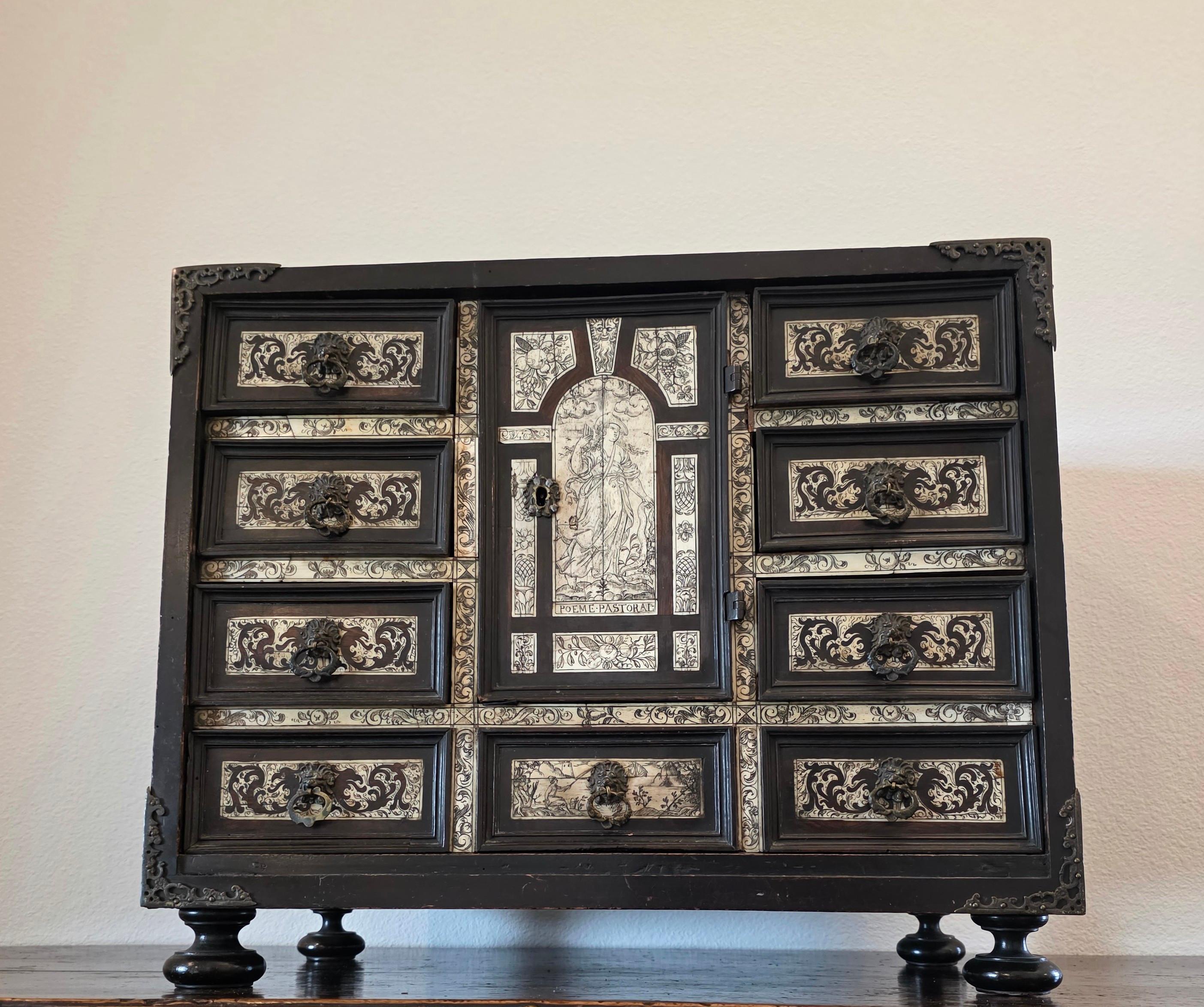 17th Century Italian Milano Renaissance Period Bone Ivory Ebony Tabletop Cabinet en venta 10