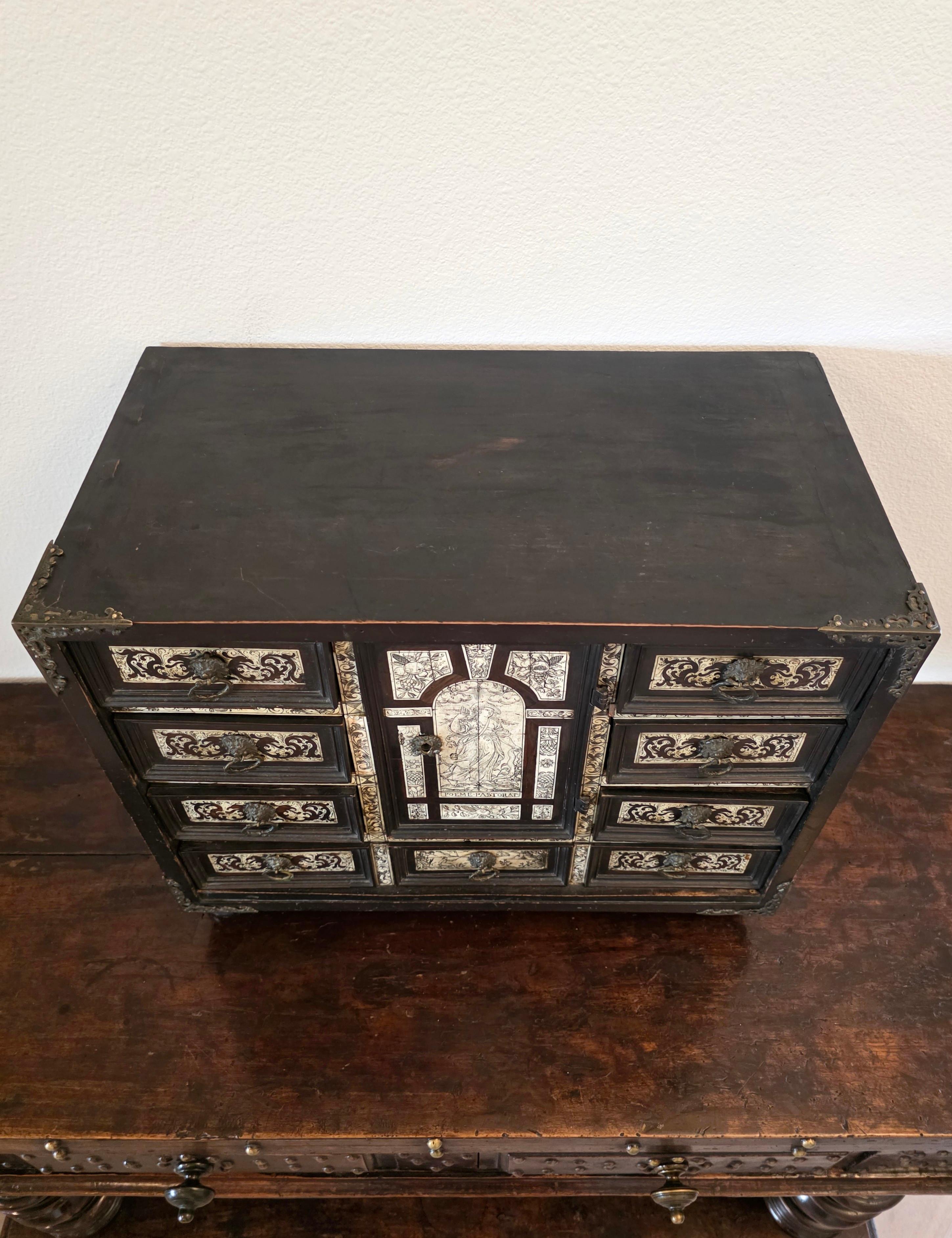 17th Century Italian Milano Renaissance Period Bone Ivory Ebony Tabletop Cabinet Italiano en venta