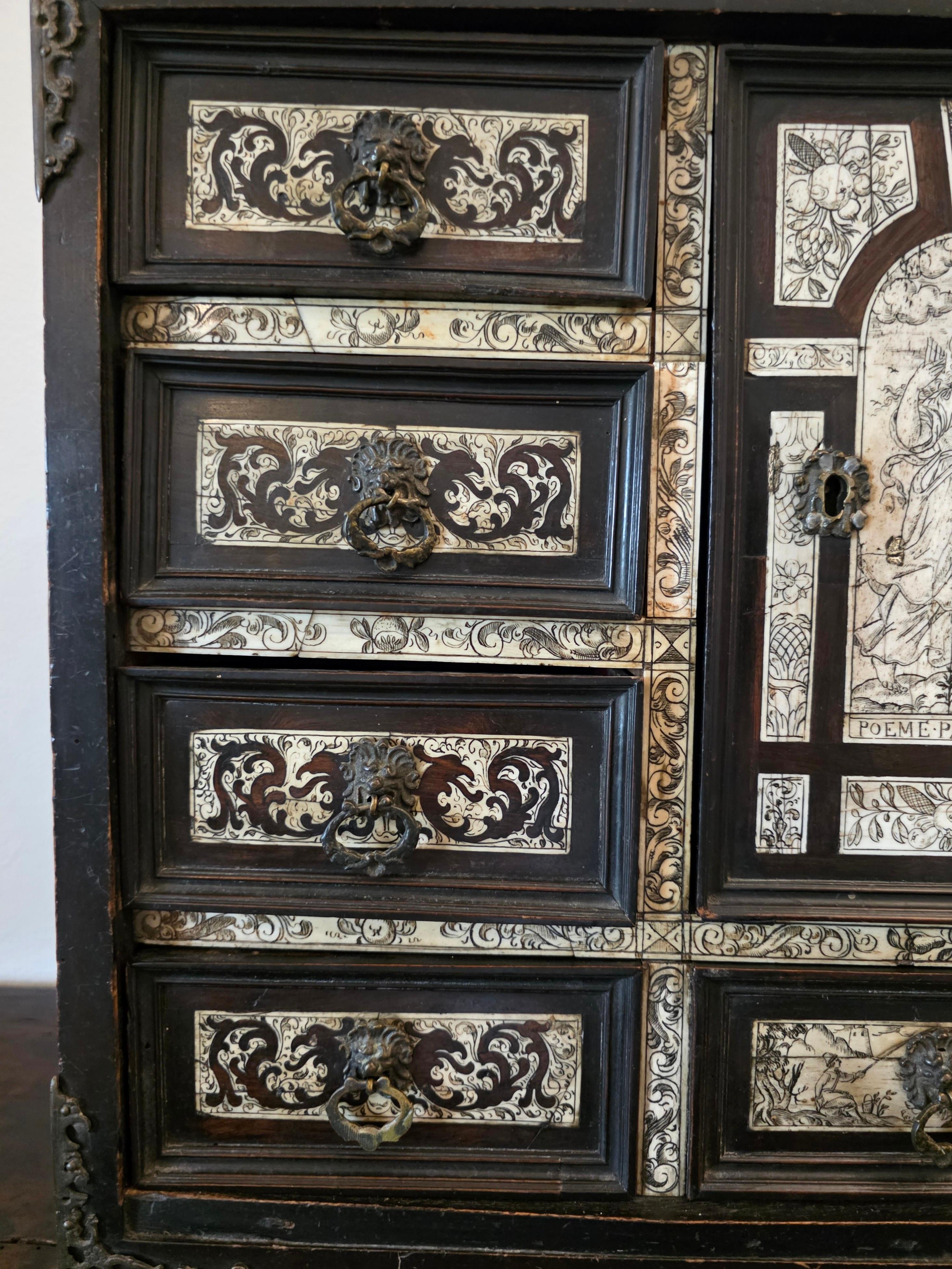 17th Century Italian Milano Renaissance Period Bone Ivory Ebony Tabletop Cabinet en Bueno estado para la venta en Forney, TX