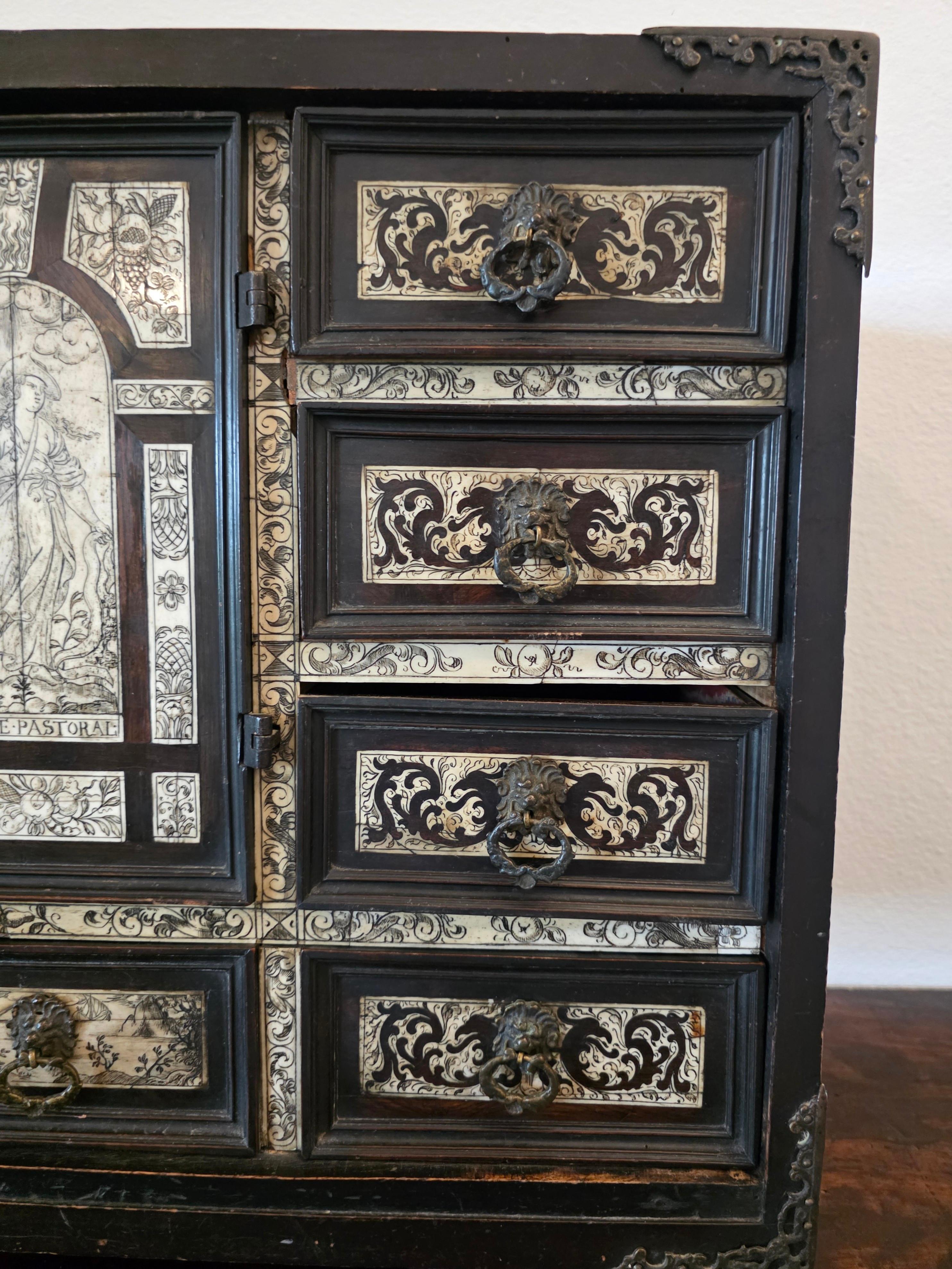 17th Century Italian Milano Renaissance Period Bone Ivory Ebony Tabletop Cabinet siglo XVIII y antes en venta