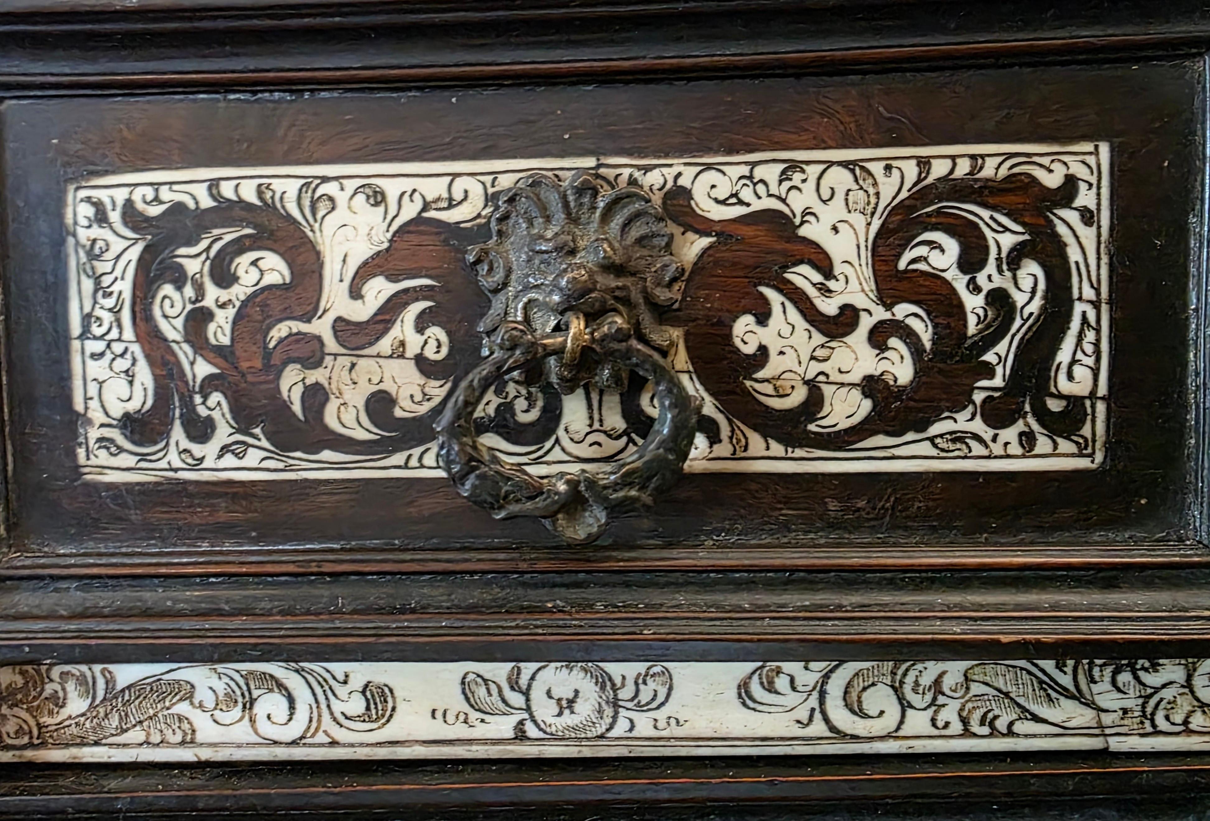 17th Century Italian Milano Renaissance Period Bone Ivory Ebony Tabletop Cabinet Latón en venta