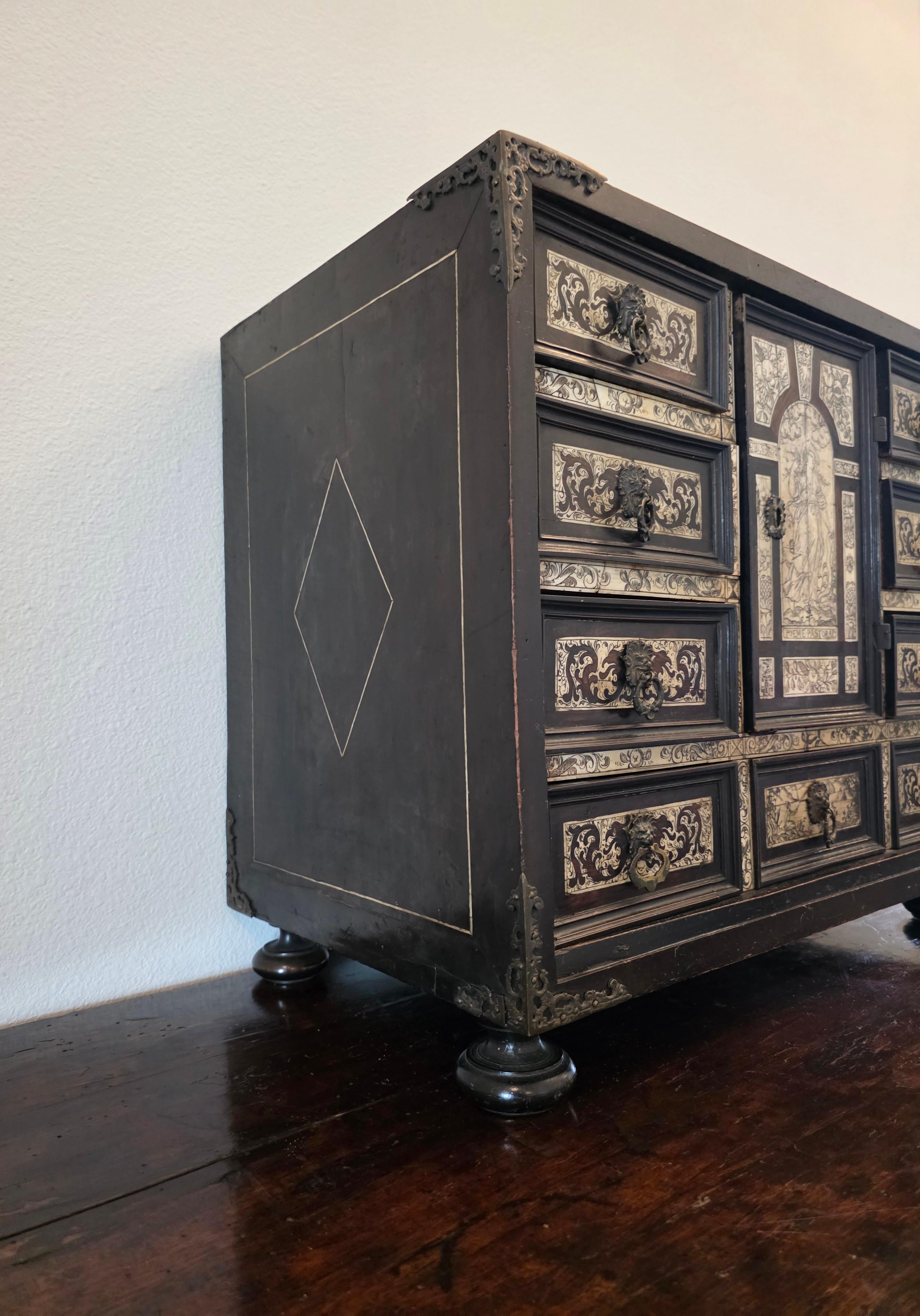 17th Century Italian Milano Renaissance Period Bone Ivory Ebony Tabletop Cabinet en venta 1