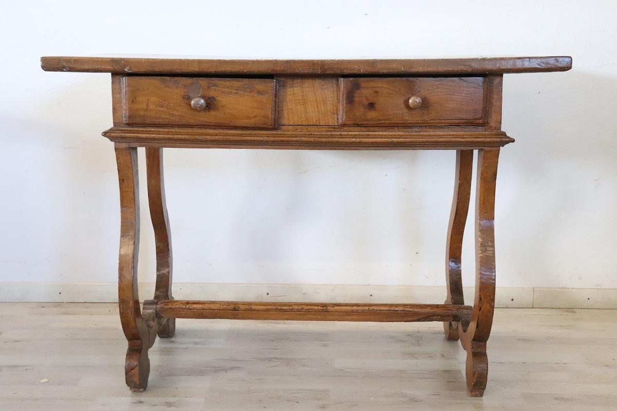 Important antique solid oak wood table from the mid 17th century. Oak wood has acquired a beautiful antique patina presenting the signs of all the past centuries. This type of table in Italy was called 