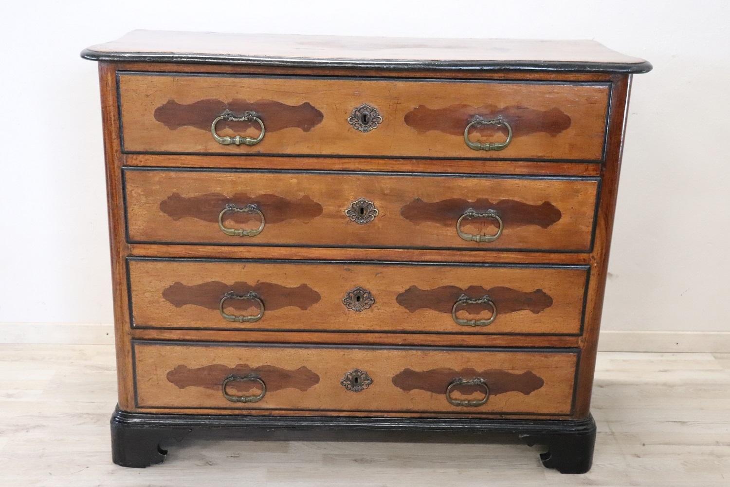 Important and rare antique Italian of the period Louis XIV chest of drawers, 1680. On the front four large and useful drawers. Characterized by front of the drawers with rustic decorations inlaid in solid walnut wood. High quality cabinetry whose