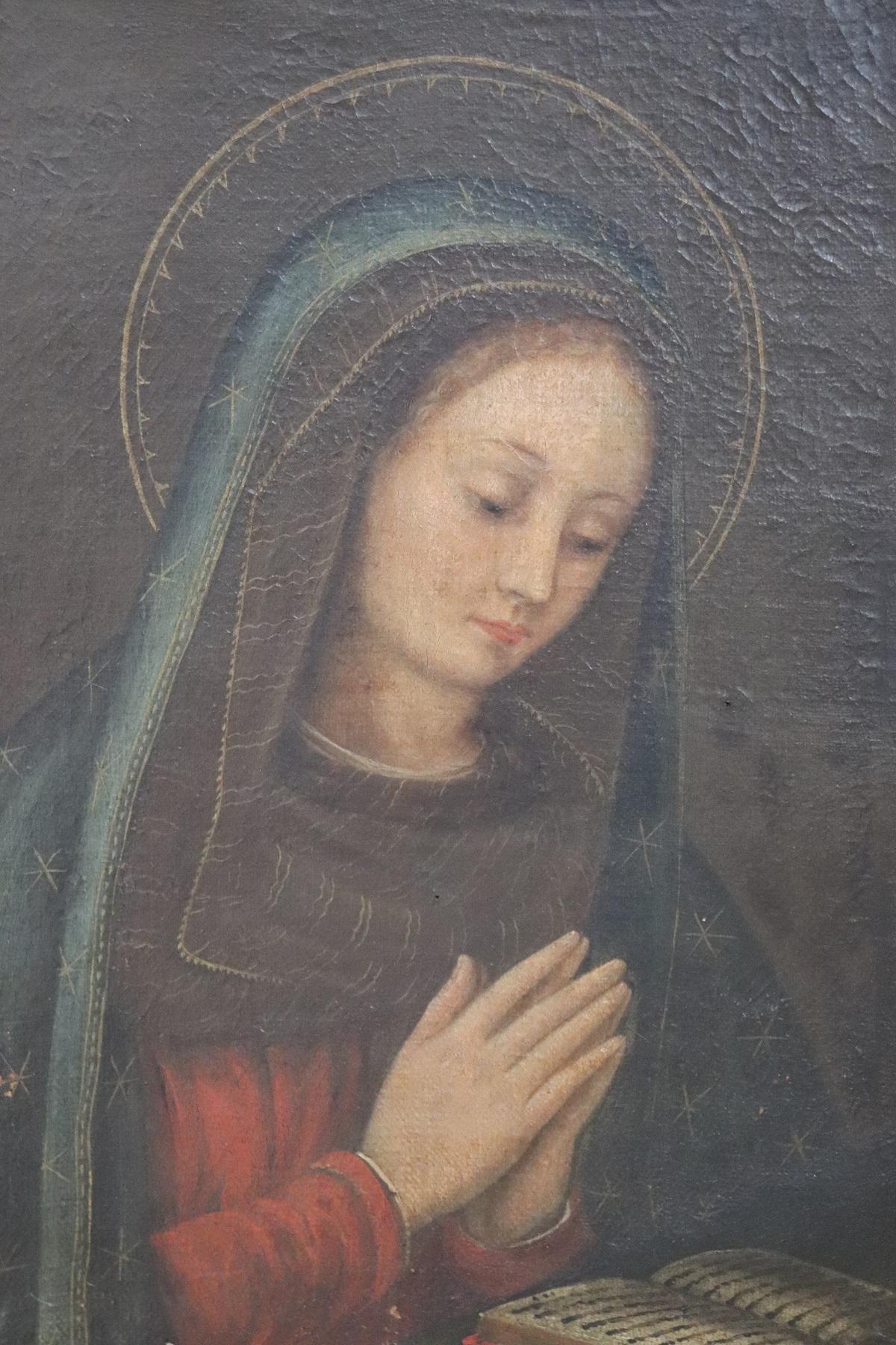 Important ancient oil painting on canvas of Venetian school second half 17th century. Subject a beautiful and young virgin Mary in prayer. Maria is depicted with extreme delicacy the young face. She is dressed in the typical colors of the