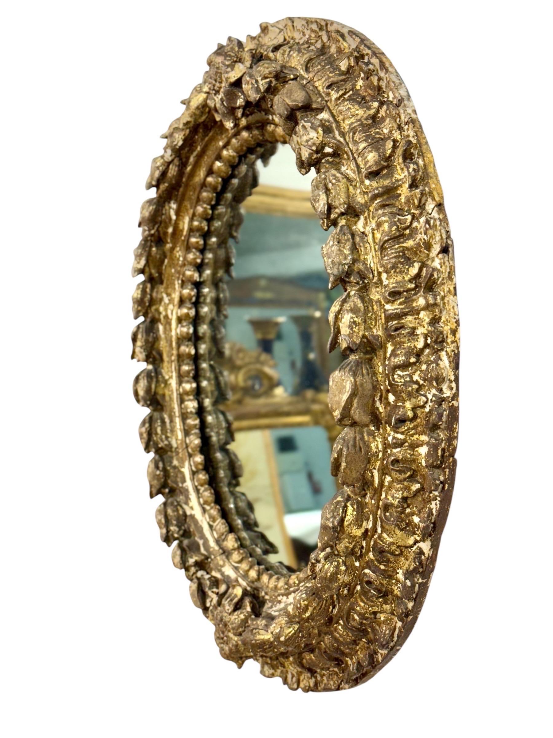 Miroir ovale en bois doré italien du 17e siècle avec sculptures florales en vente 4