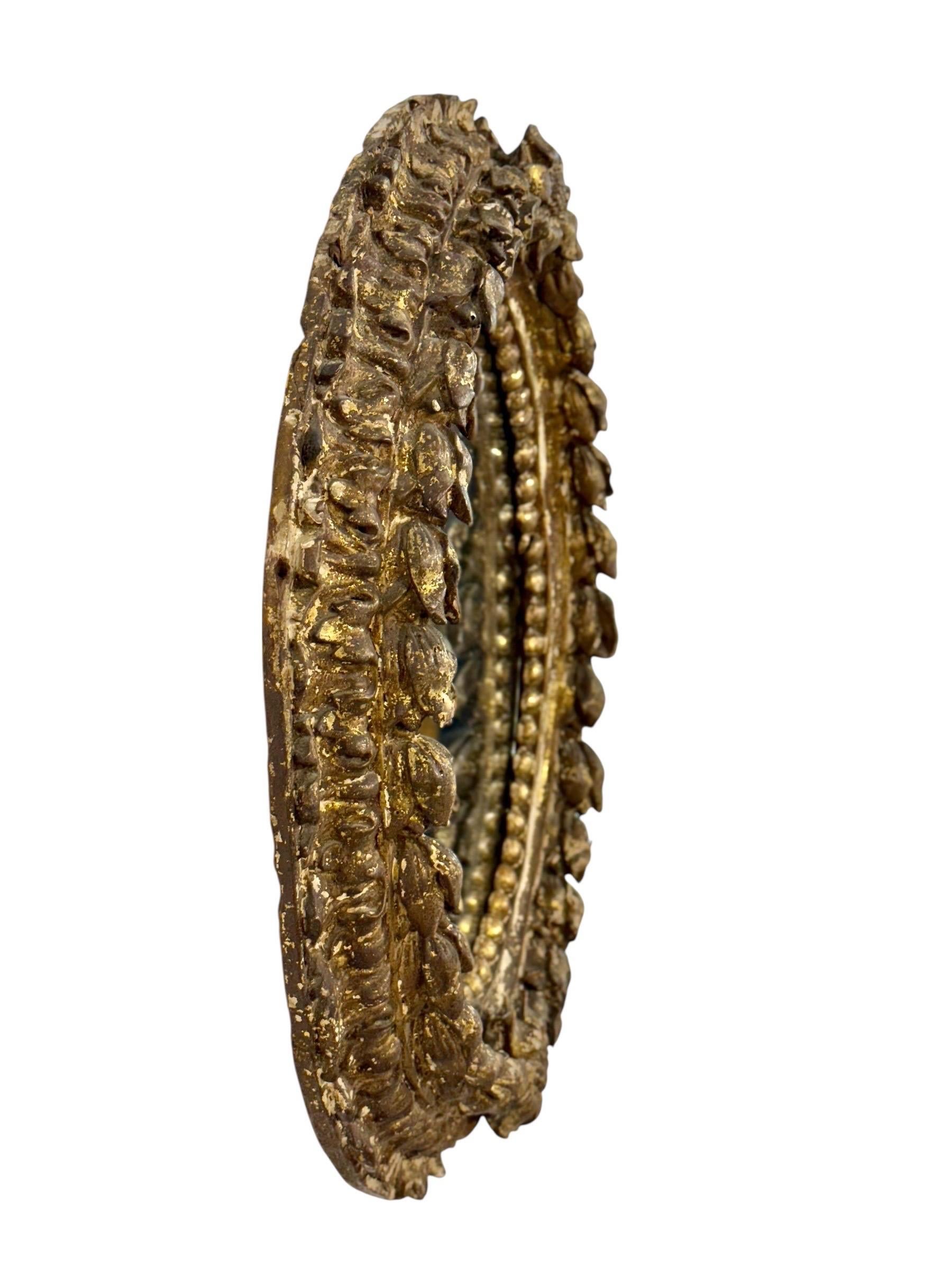 Miroir ovale en bois doré italien du 17e siècle avec sculptures florales en vente 5