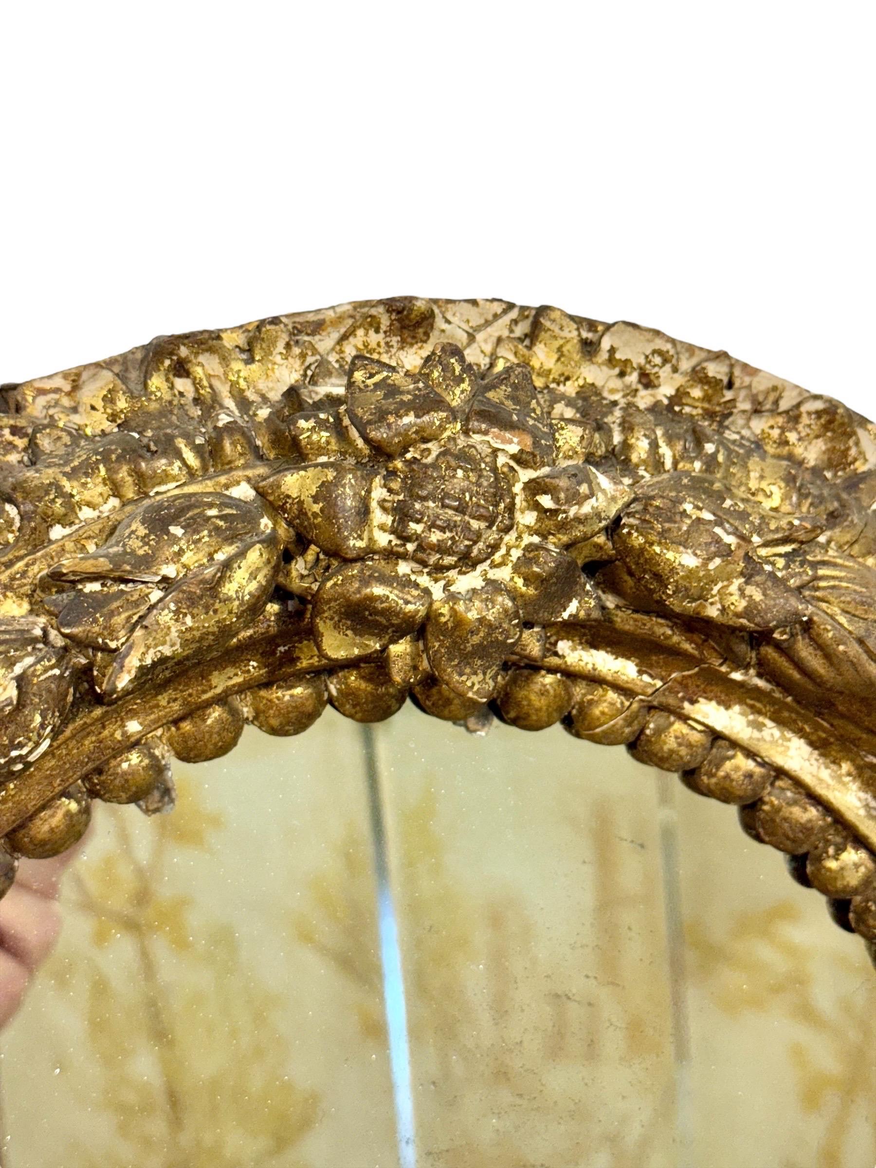 Miroir ovale en bois doré italien du 17e siècle avec sculptures florales en vente 8