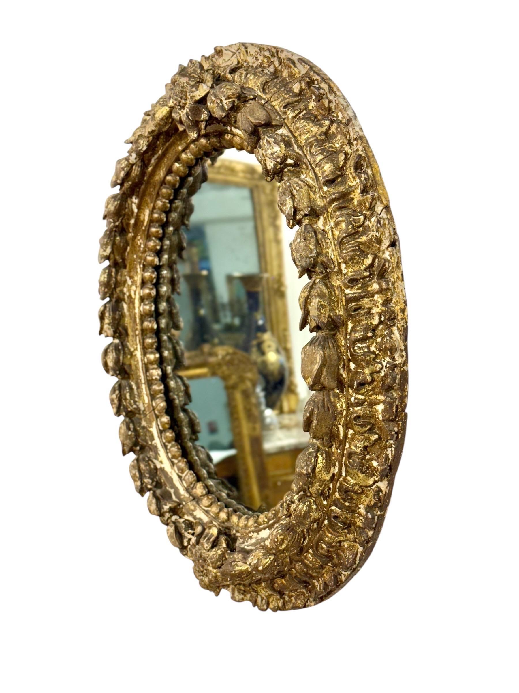 Miroir ovale en bois doré italien du 17e siècle avec sculptures florales en vente 10