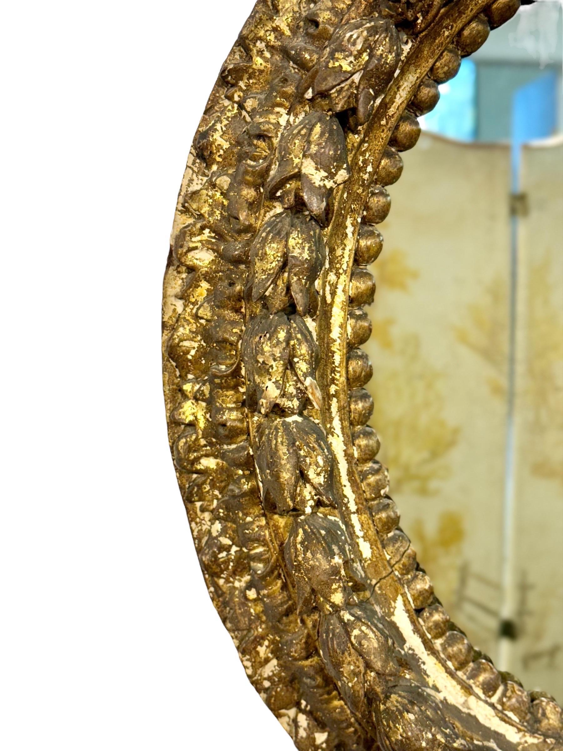 Miroir ovale en bois doré italien du 17e siècle avec sculptures florales Bon état - En vente à LA CIOTAT, FR