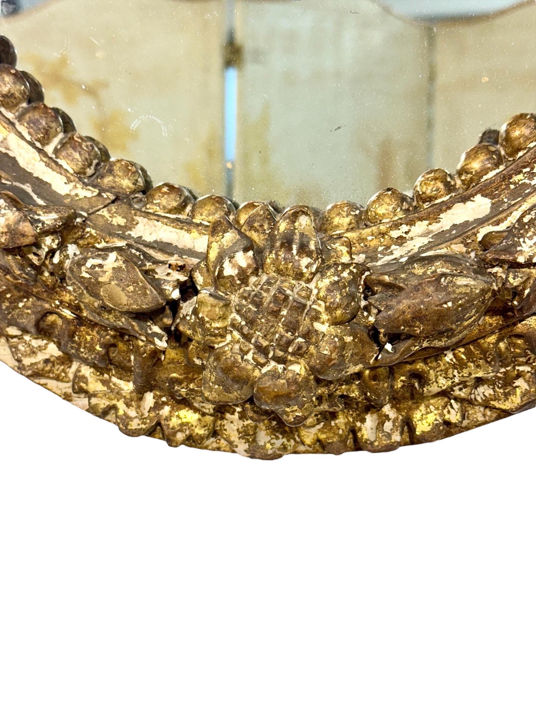 XVIIIe siècle et antérieur Miroir ovale en bois doré italien du 17e siècle avec sculptures florales en vente