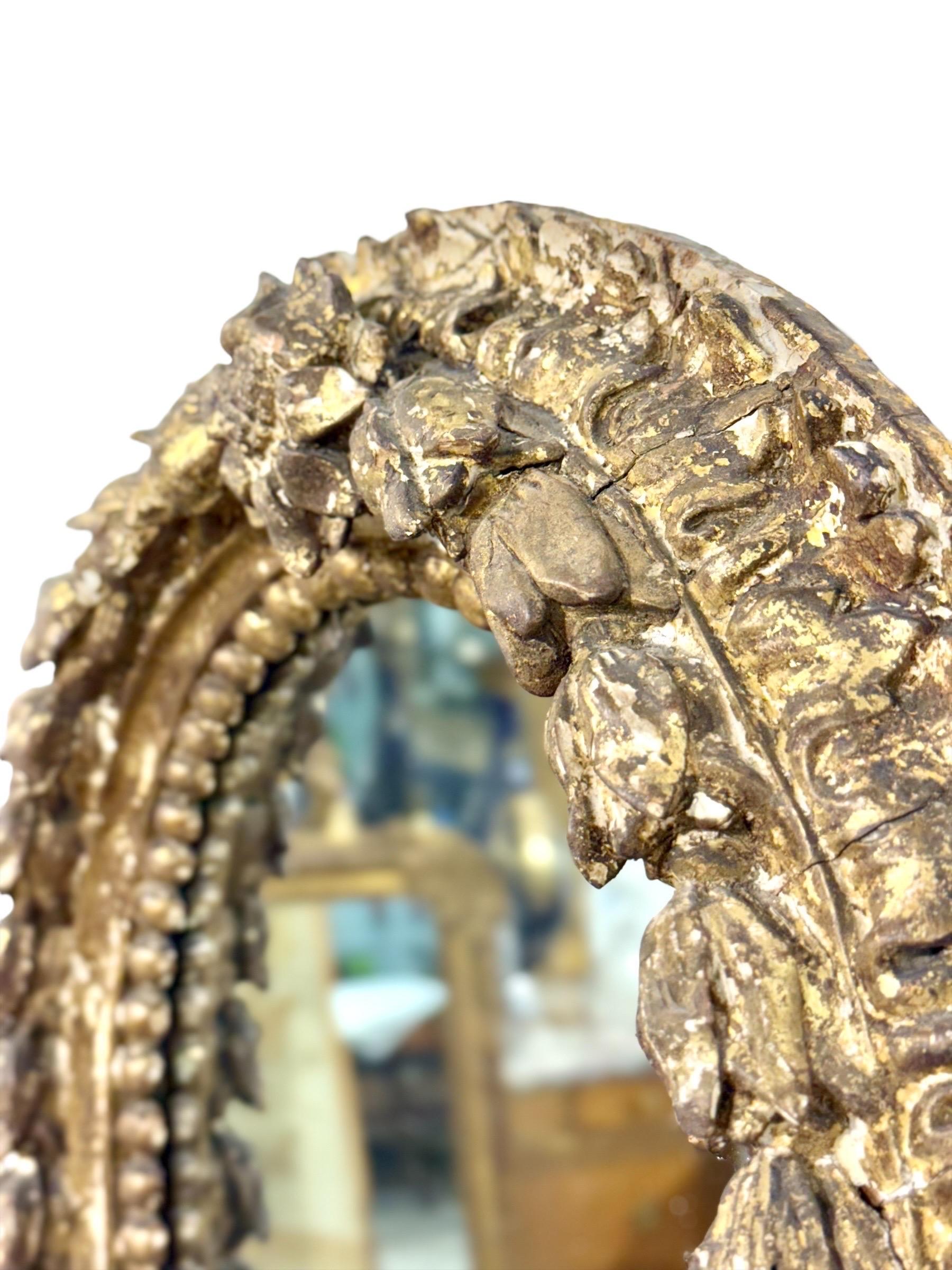 Miroir ovale en bois doré italien du 17e siècle avec sculptures florales en vente 2