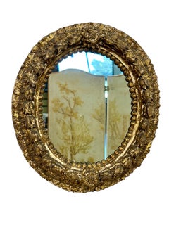 Miroir ovale en bois doré italien du 17e siècle avec sculptures florales