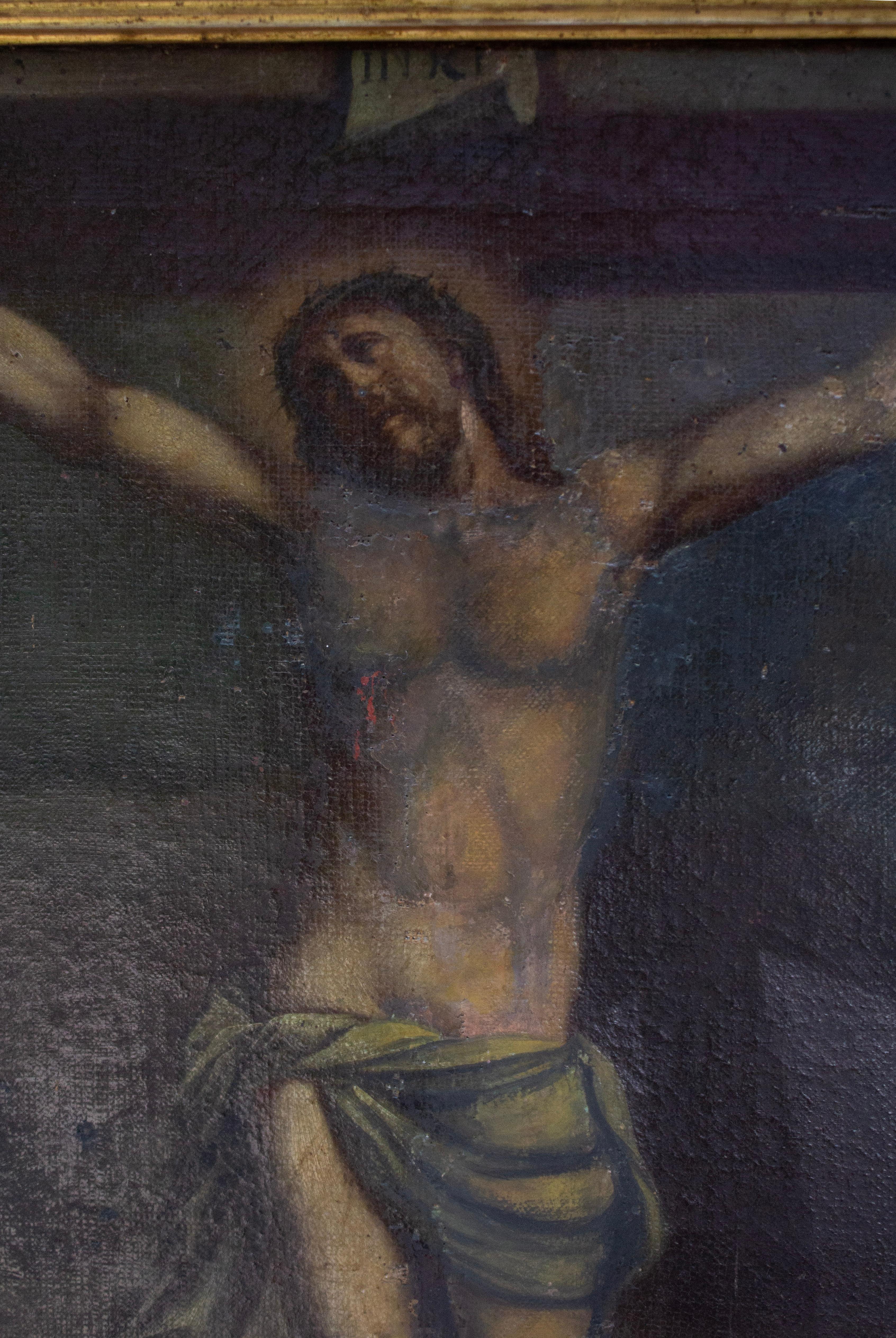 Peinture italienne du XVIIe siècle représentant la crucifixion du Christ sur toile dans son cadre en bois d'origine et ornée de perles baroques formées naturellement et se coordonnant avec les pigments naturels de la peinture.

Cette pièce
