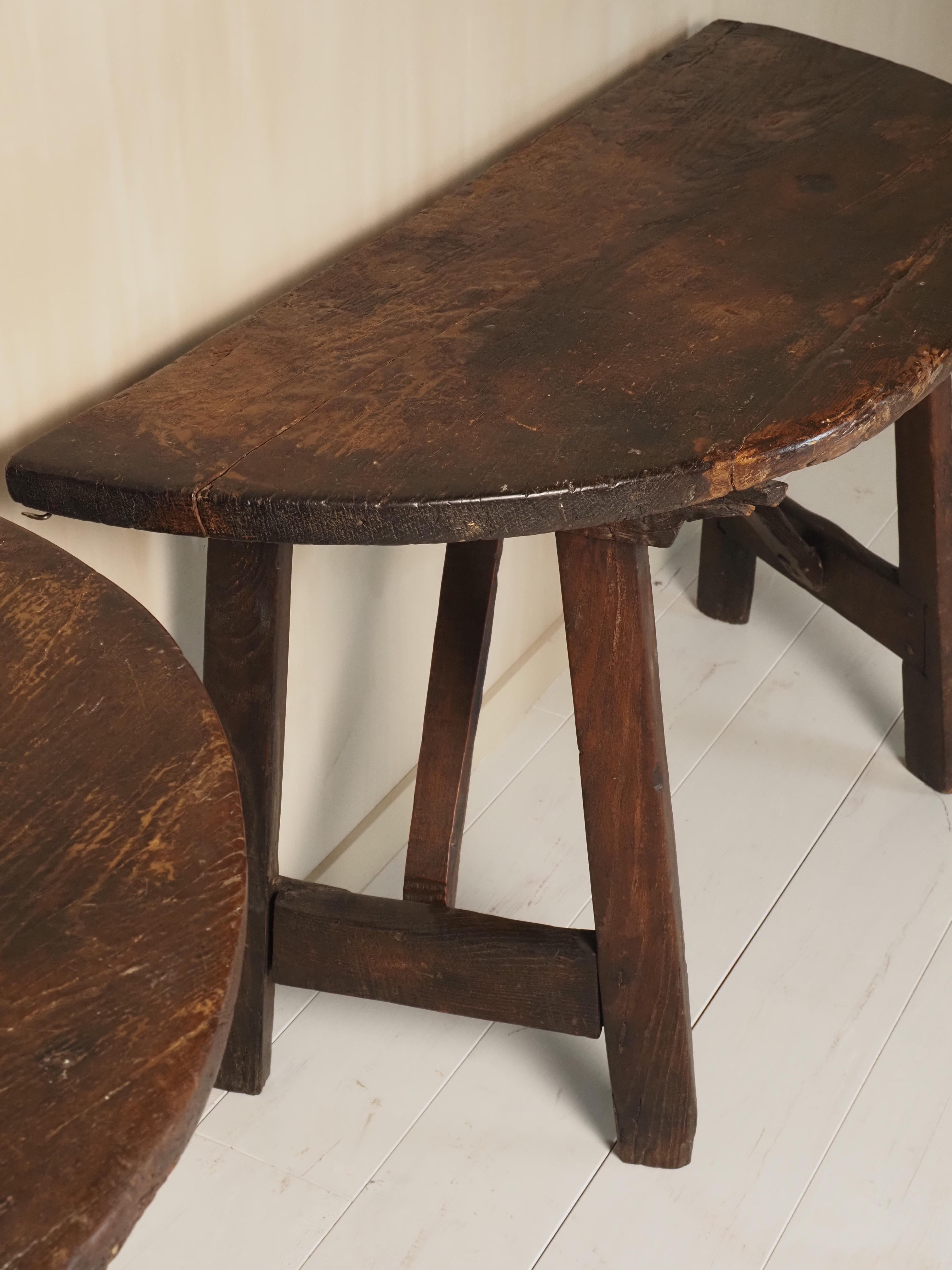 17th Century Italian pair of demi lunes - center table In Good Condition In Diest, BE