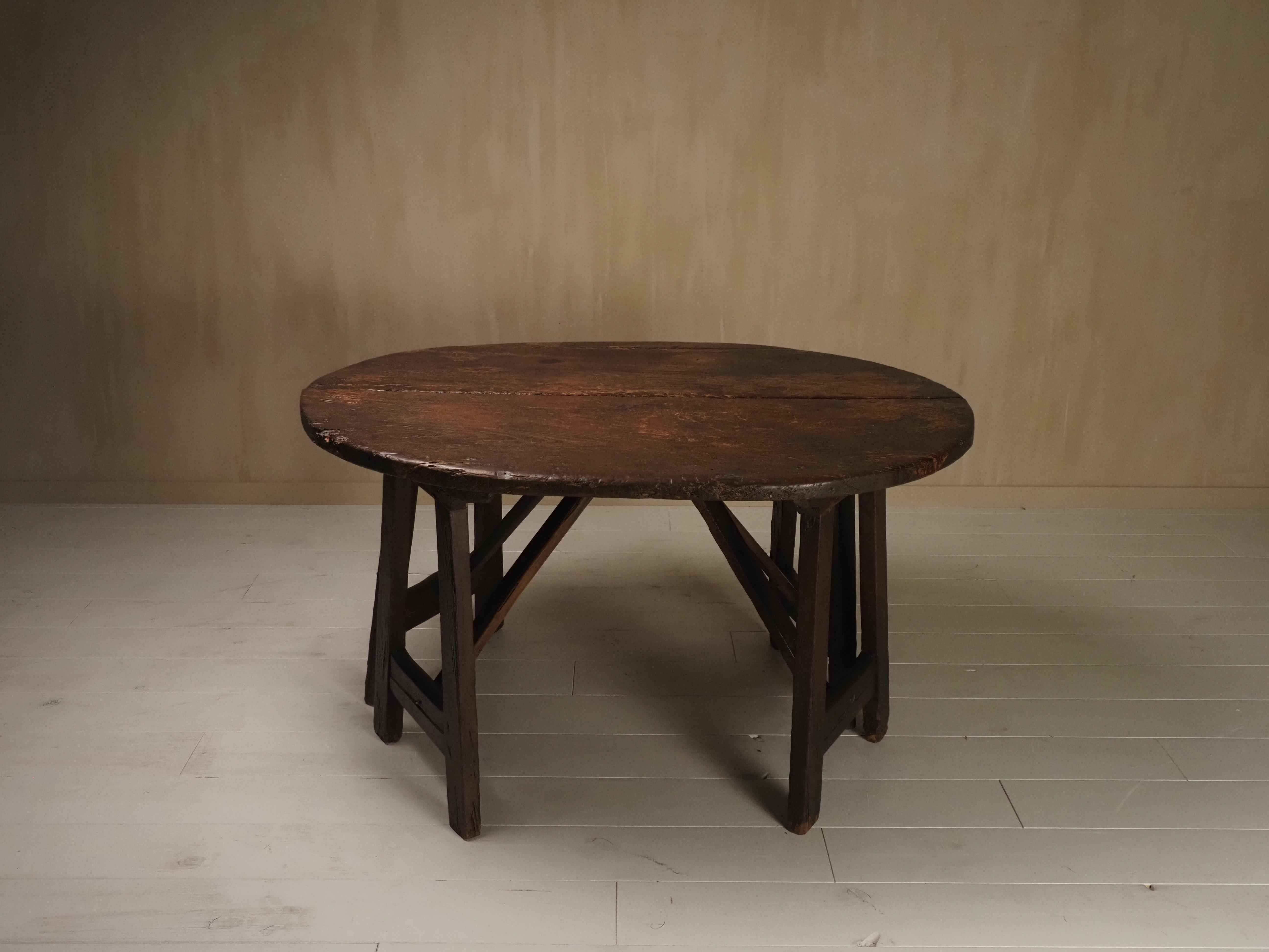 17th Century Italian pair of demi lunes - center table 3