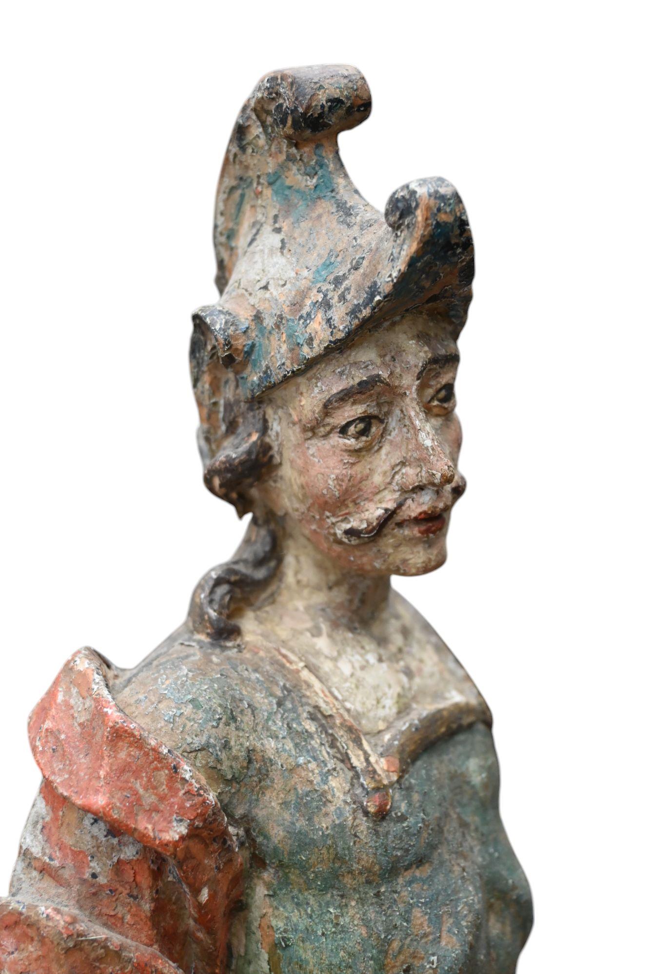 Un San Floriano in legno scolpito policromo del XVII secolo di ottima qualità San Floriano (latino: Florianus; 250 - c. 304 d.C.) era un santo cristiano e patrono di Linz, in Austria, degli spazzacamini, dei produttori di sapone e dei vigili del