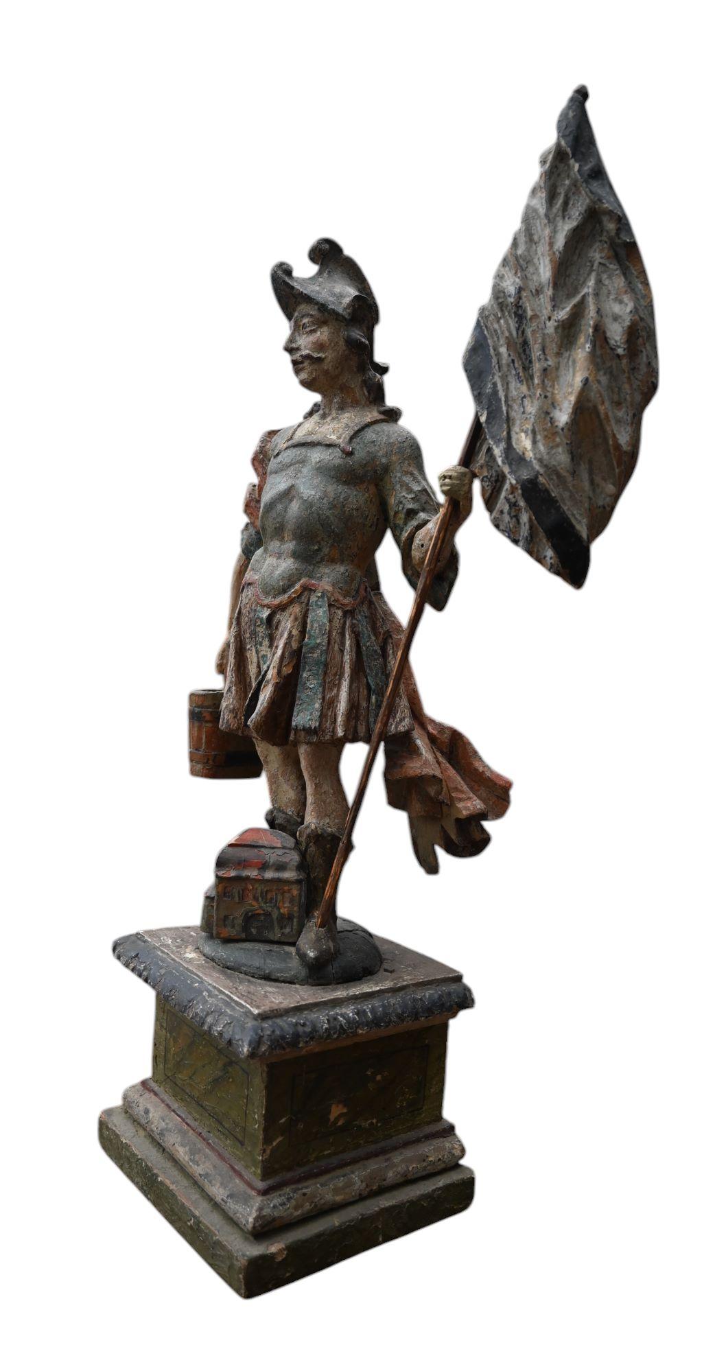 Barocco Statua di San Floriano in legno intagliato policromo del XVII secolo in vendita