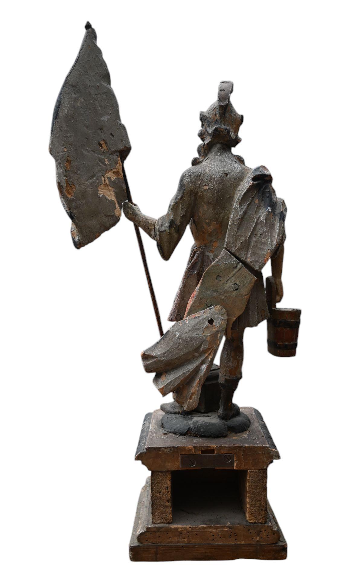 Italiano Statua di San Floriano in legno intagliato policromo del XVII secolo in vendita